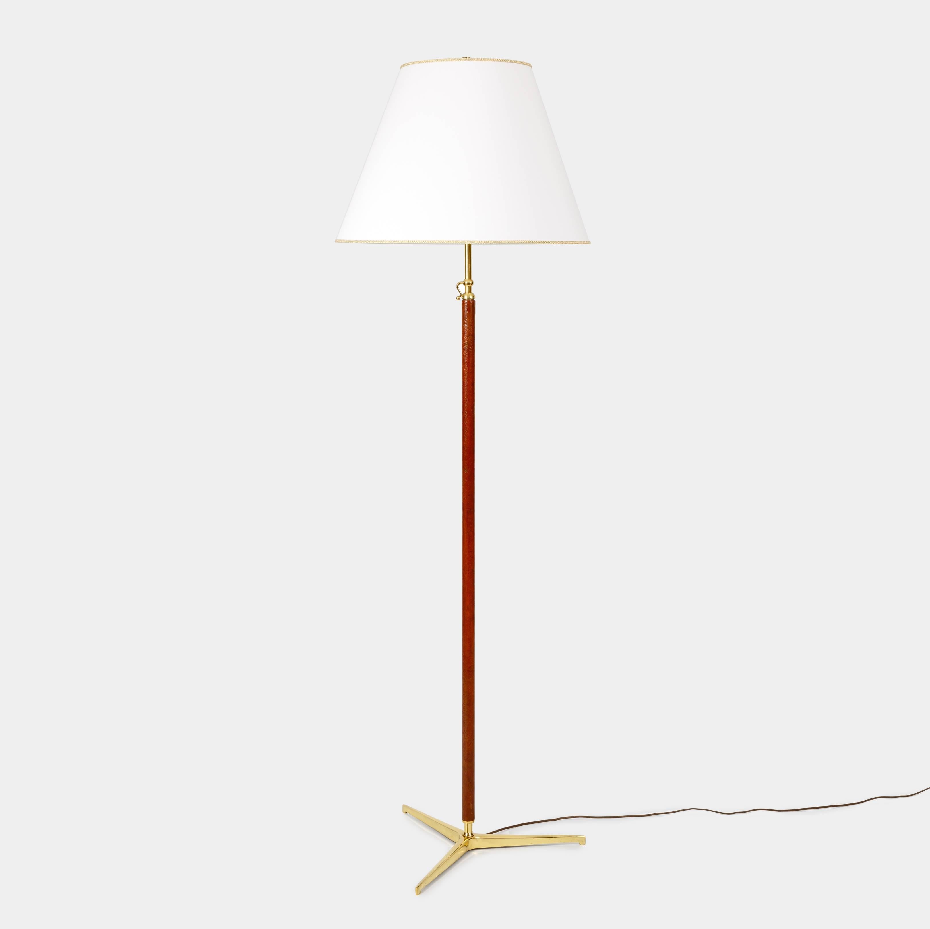 Gino Sarfatti for Arteluce rare floor lamp model 1025 with adjustable tubular polished brass stem wrapped in leather ending on tripod base with custom silk Empire shade with gold ribbon details, Italy, 1946-1948. This floor lamp is a very rare