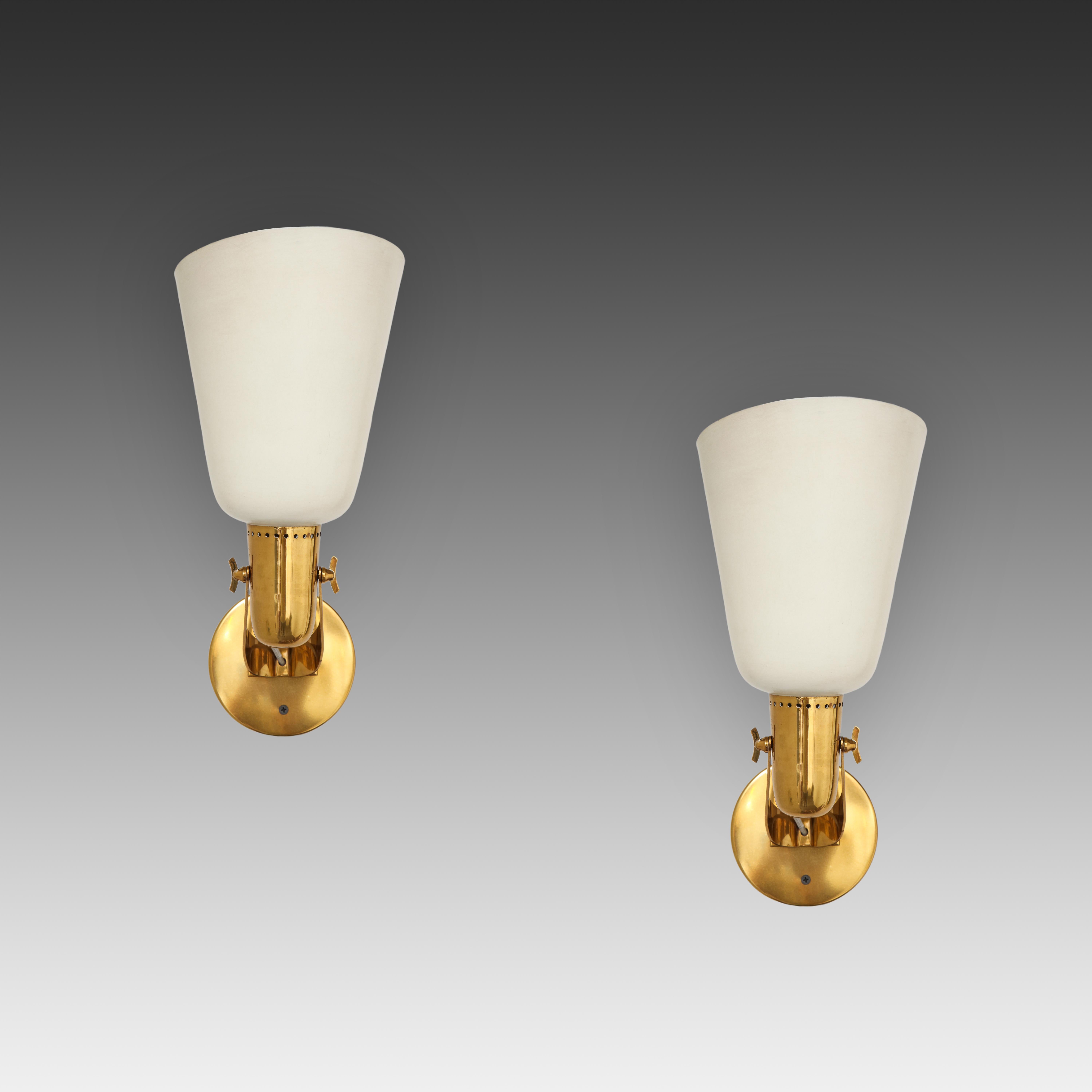 Gino Sarfatti for Arteluce model 121 rare large pair of sconces with cream lacquered metal shades on brass structures, Italy, 1940s. These sconces are an elegant design with adjustable shades or reflectors that pivot with butterfly wing nuts. In