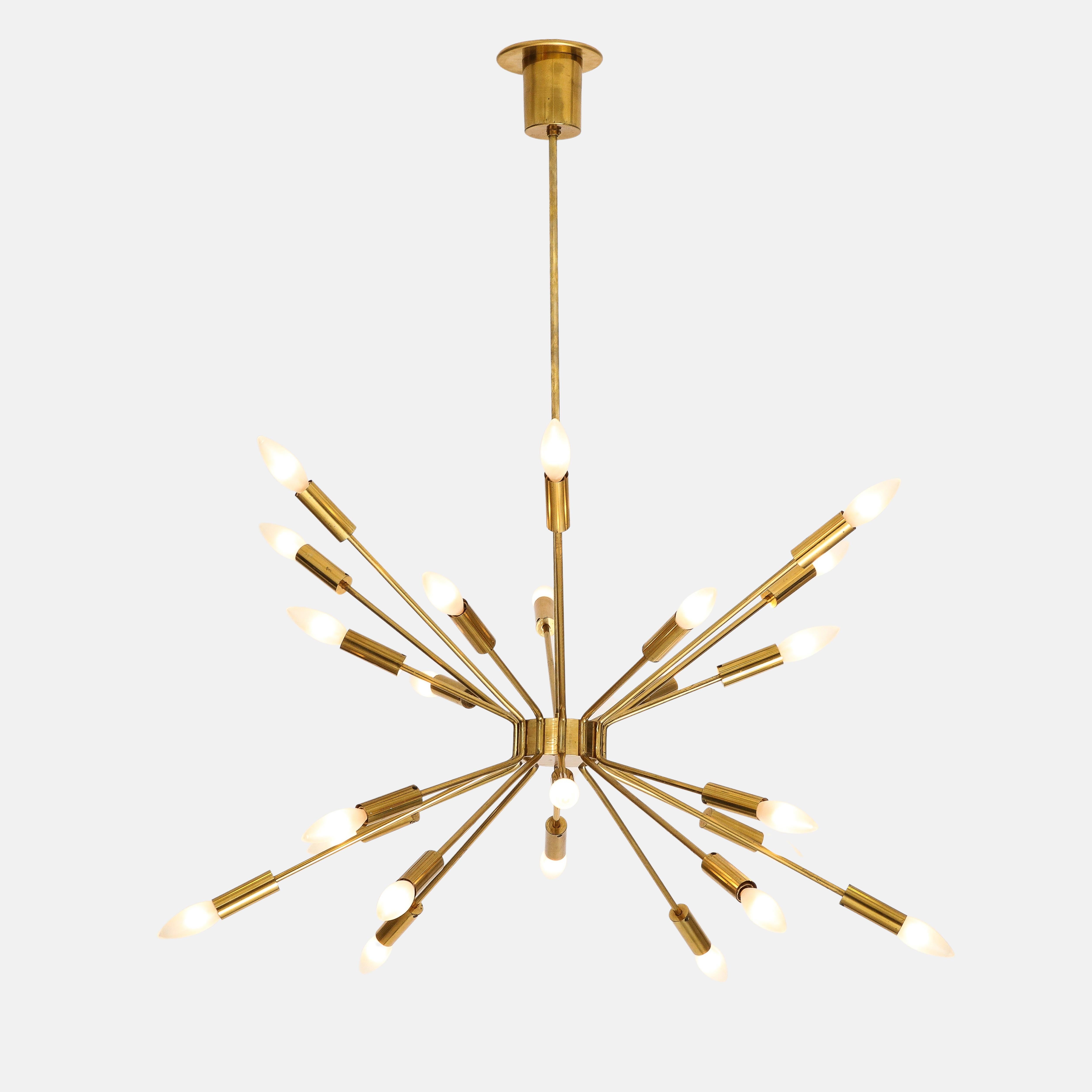 Designed by Gino Sarfatti for Arteluce in 1939, rare 'Fuoco d'artificio' chandelier model 2003 executed in the 1950s, Italy. This 24-light sputnik ceiling light is composed of tubular brass arms which radiate on a brass structure with canopy and