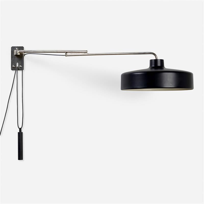 Lampada da parete regolabile Gino Sarfatti, modello 194/N
Arteluce Italia, 1950 
alluminio smaltato, acciaio cromato 
Etichetta del produttore all'interno del paralume 