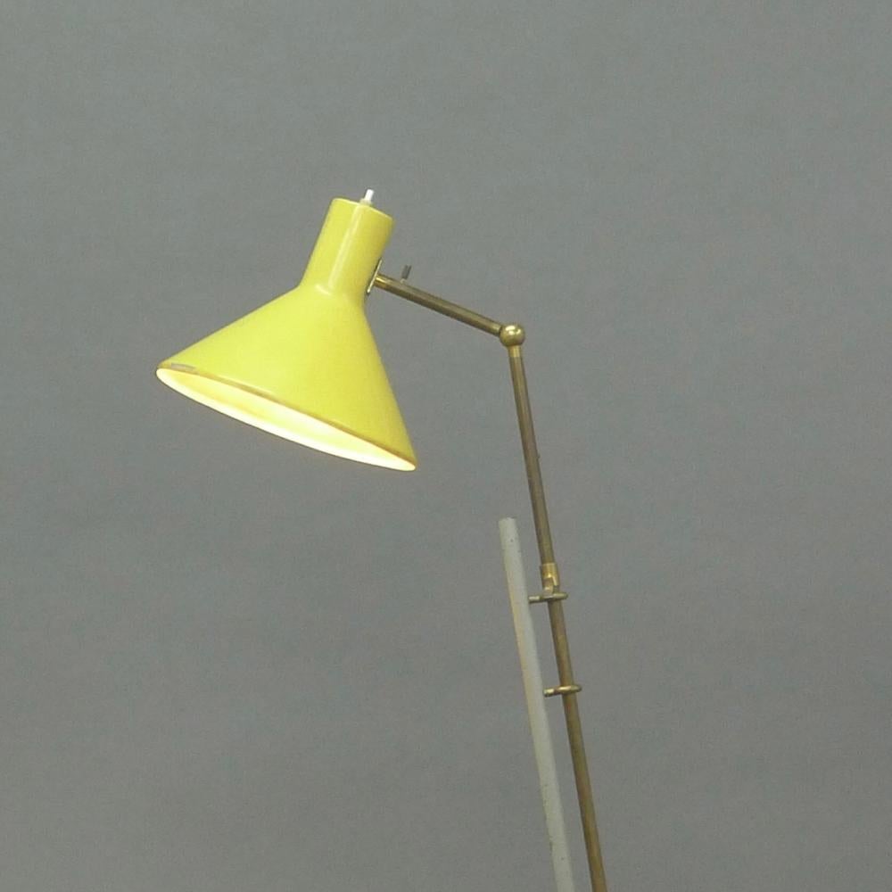 Gino Sarfatti for Arteluce, Yellow and Brass Floor Light, model 1045, 1948 For Sale 3