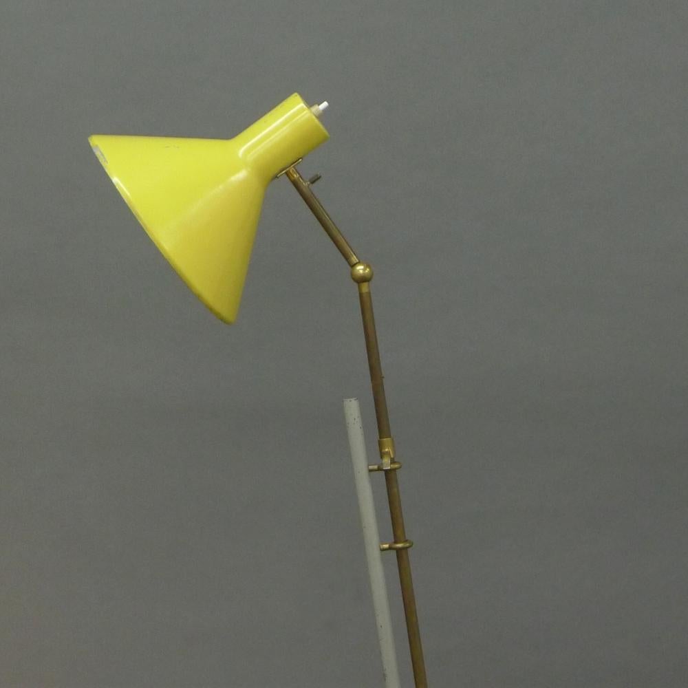 Gino Sarfatti for Arteluce, Yellow and Brass Floor Light, model 1045, 1948 For Sale 4