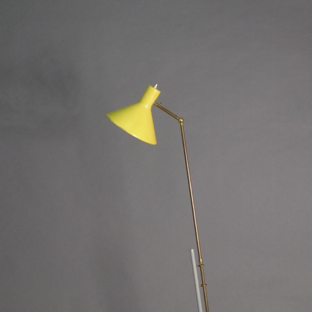 Mid-Century Modern Lampadaire Gino Sarfatti pour Arteluce, jaune et laiton, modèle 1045, 1948 en vente