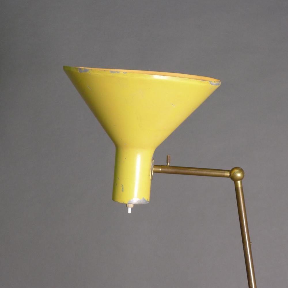 Italian Gino Sarfatti for Arteluce, Yellow and Brass Floor Light, model 1045, 1948 For Sale