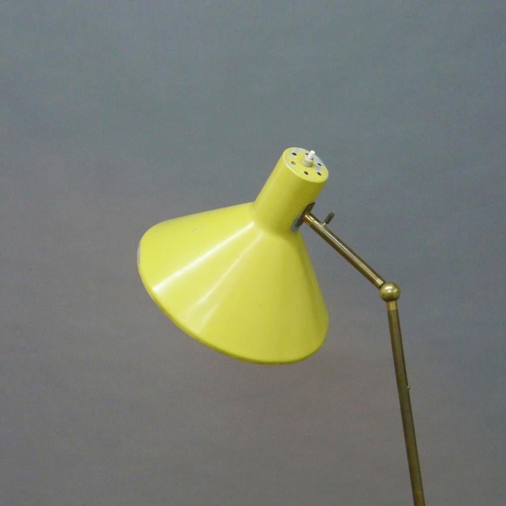 Gino Sarfatti for Arteluce, Yellow and Brass Floor Light, model 1045, 1948 In Good Condition For Sale In Wargrave, Berkshire