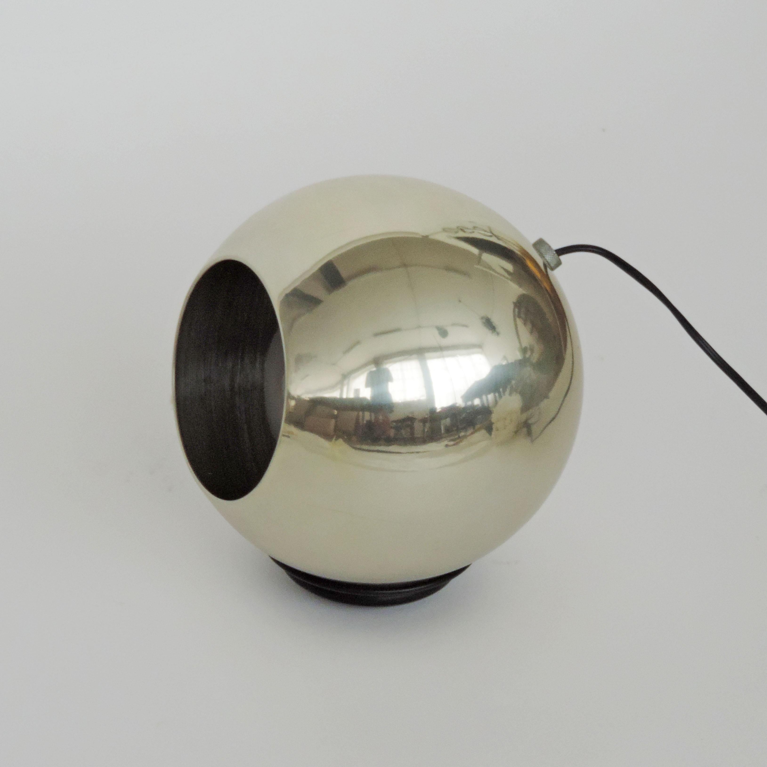 Lampe de table à boule iconique Gino Sarfatti pour Arteluce Mod. 586, Italie Années 1960
Étiquette d'origine, câblage d'origine.
Superbe patine, et état.