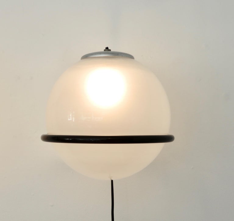 Single wall lamp sconce model 239/1 designed by Gino Sarfatti, manufactured by Arteluce, Italy 1960 which is the larger model of the globe.
This light has a diffuser sphere in frosted glass closed by the socket plate in anodized aluminium. The