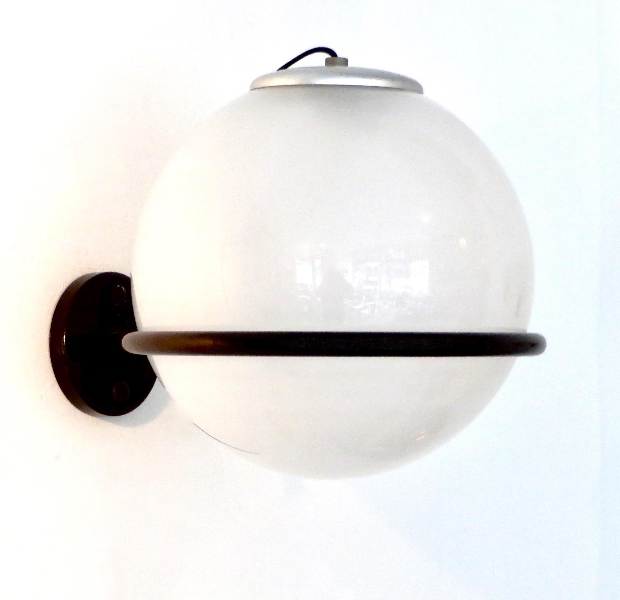Gino Sarfatti Italian Light Wall Sconce Model 239 / 1 for Arteluce In Excellent Condition In Chicago, IL