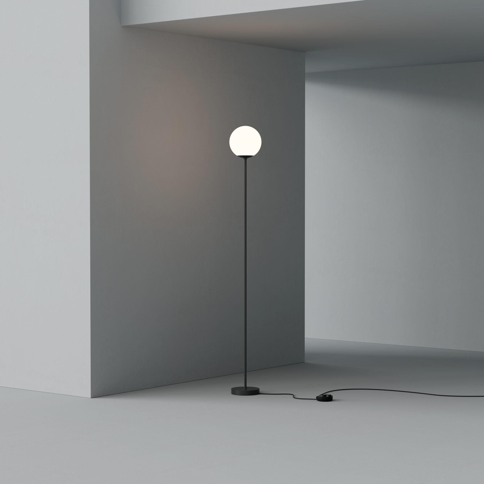 Mid-Century Modern Gino Sarfatti Lamp Model 1081 170cm Black Mount for Astep For Sale