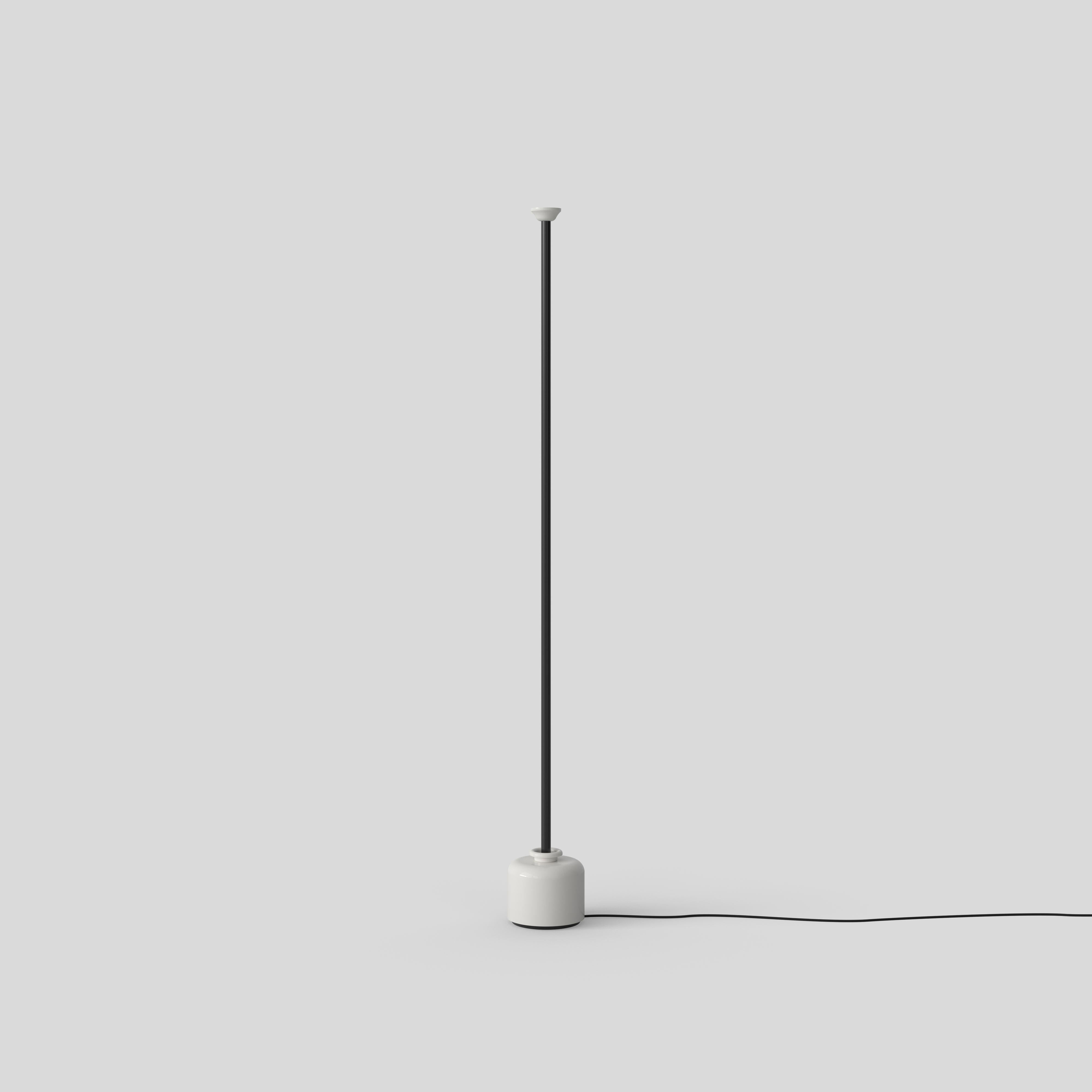 Modello 1095
Progetto di Gino Sarfatti

Specifiche: modello 1095
Materiali: Stelo in alluminio, base in acciaio filato
Dimensioni: Ø 200 x H. 1850 mm
Diametro della base: Ø 200 mm
Peso: 6,40 kg
Sorgente luminosa: LED integrato da 14W, 1670lm,