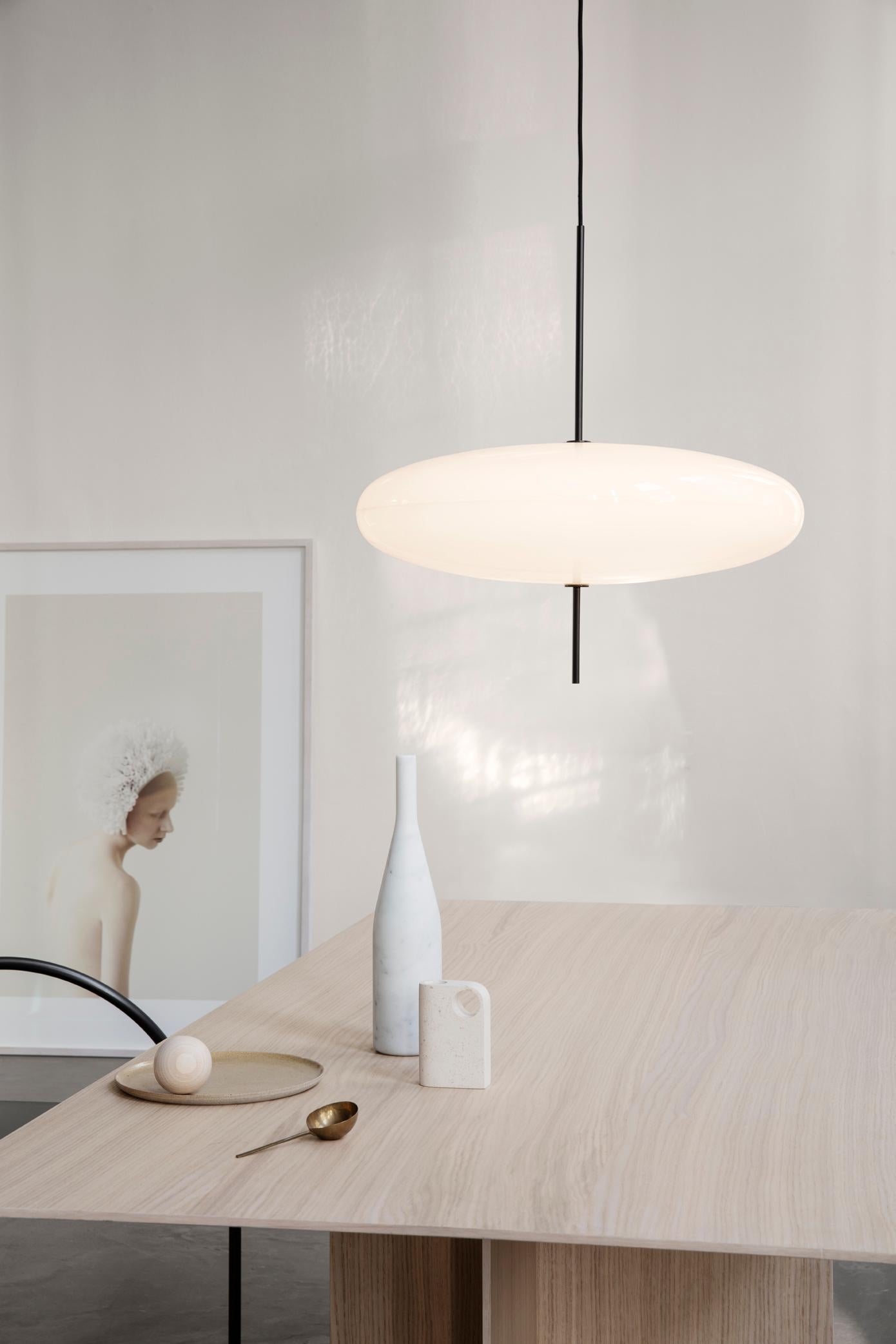 Gino Sarfatti-Lampe, Modell 2065, weißer Diffusor, schwarze Hardware  (Moderne der Mitte des Jahrhunderts) im Angebot