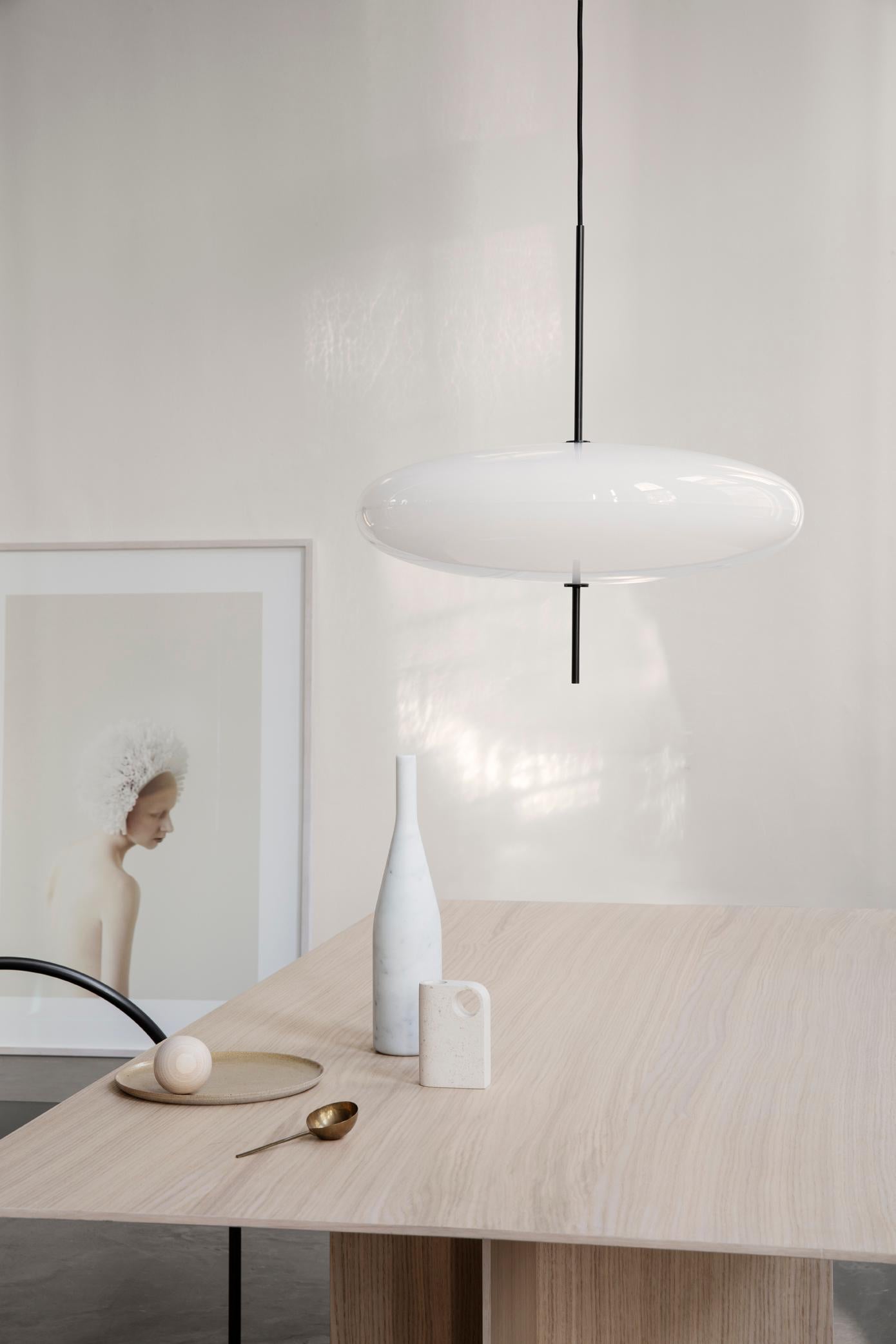 Gino Sarfatti-Lampe, Modell 2065, weißer Diffusor, schwarze Hardware  im Zustand „Neu“ im Angebot in Barcelona, Barcelona