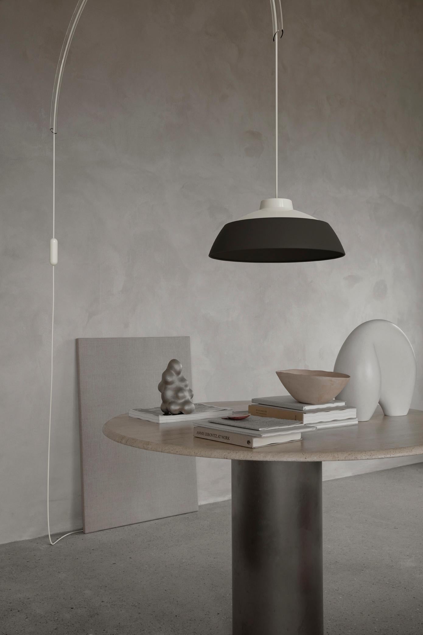 Model 2129
Design by Gino Sarfatti
The droplight Luminaire designed in 1969 is a beautiful example of Gino Sarfatti’s visionary design. A versatile, functional artwork that makes a powerful statement and brings attention to everything its light