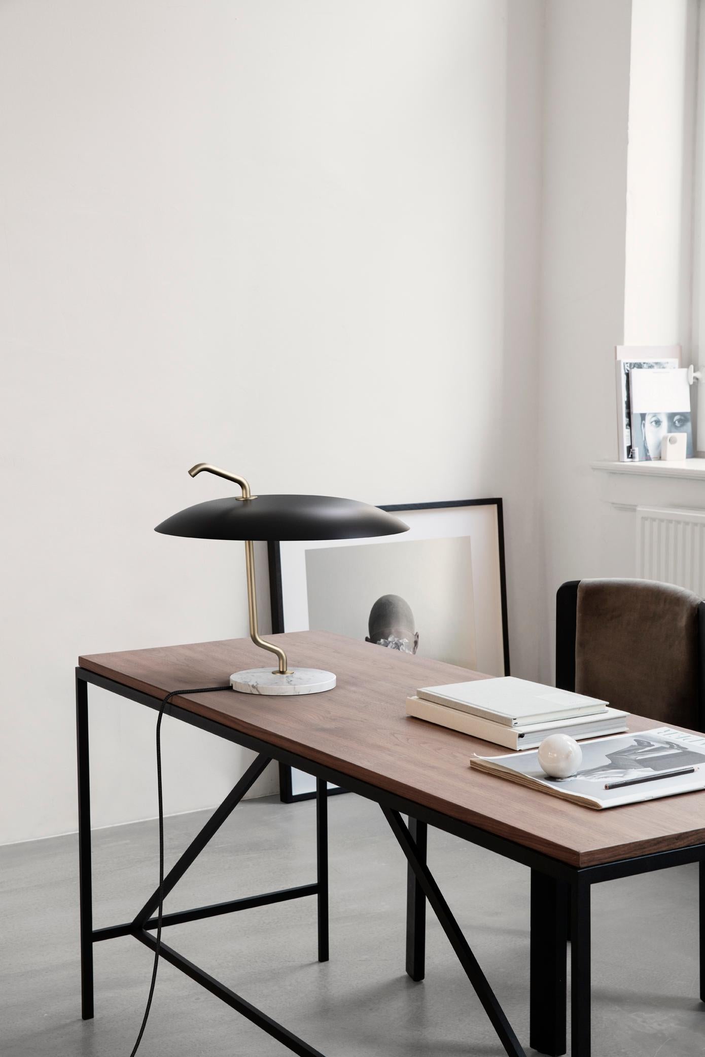 Mid-Century Modern Lampe Gino Sarfatti Modèle 537 Structure en laiton, réflecteur noir par Astep en vente