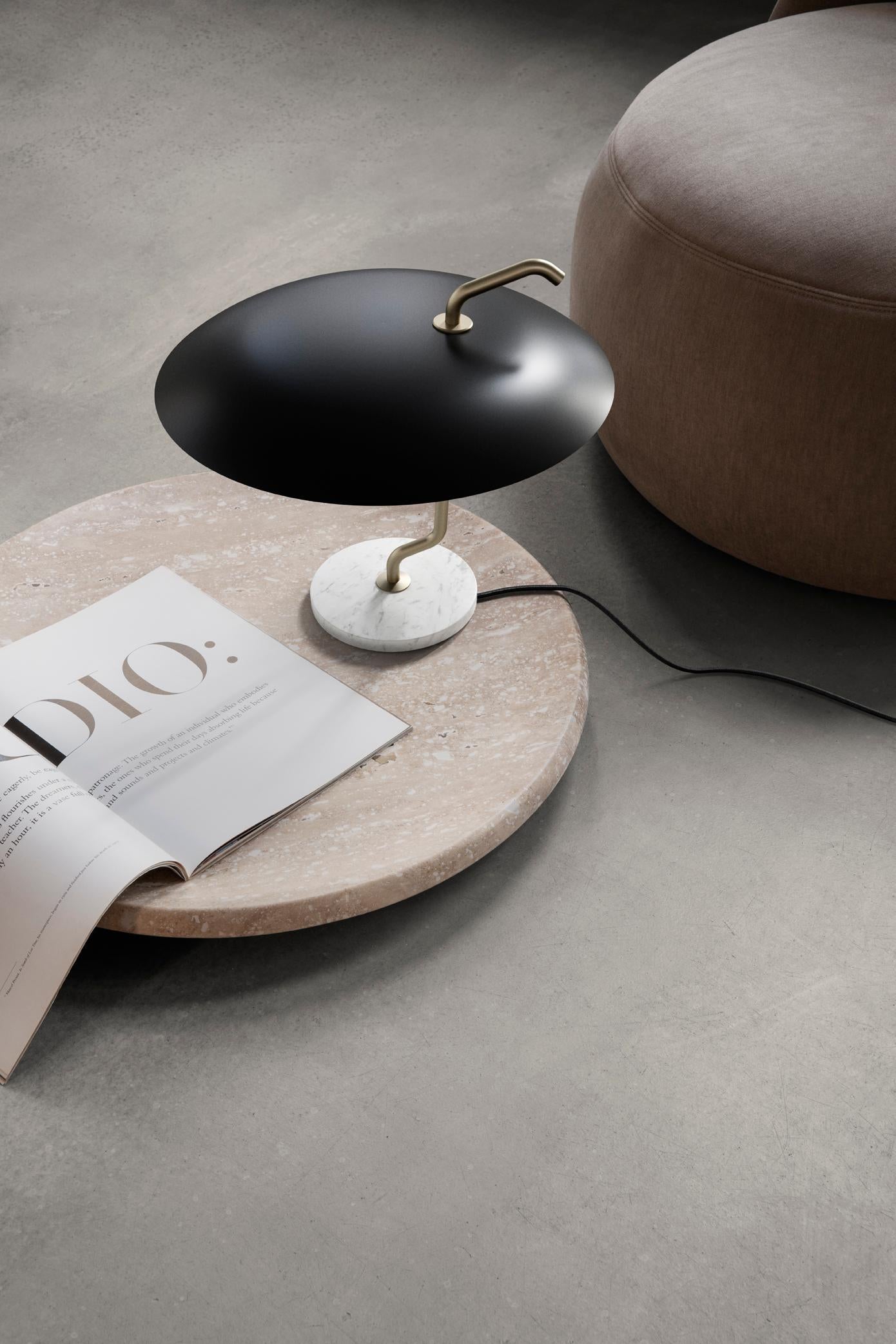 Lampe Gino Sarfatti Modèle 537 Structure en laiton, réflecteur noir par Astep Neuf - En vente à Barcelona, Barcelona