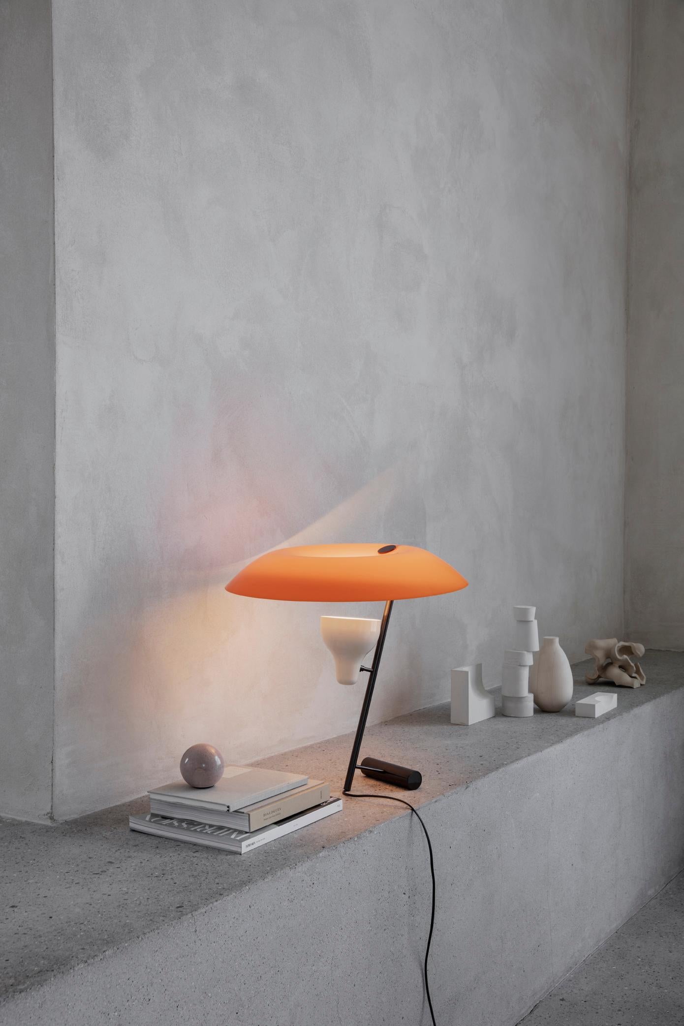 Model 548.
Design by Gino Sarfatti.
The table lamp designed in 1951 is a study in balance and light reflection through a screen, a recurring theme in Gino Sarfatti’s work. Model 548 provides both reflected and diffused light due to the adjustable