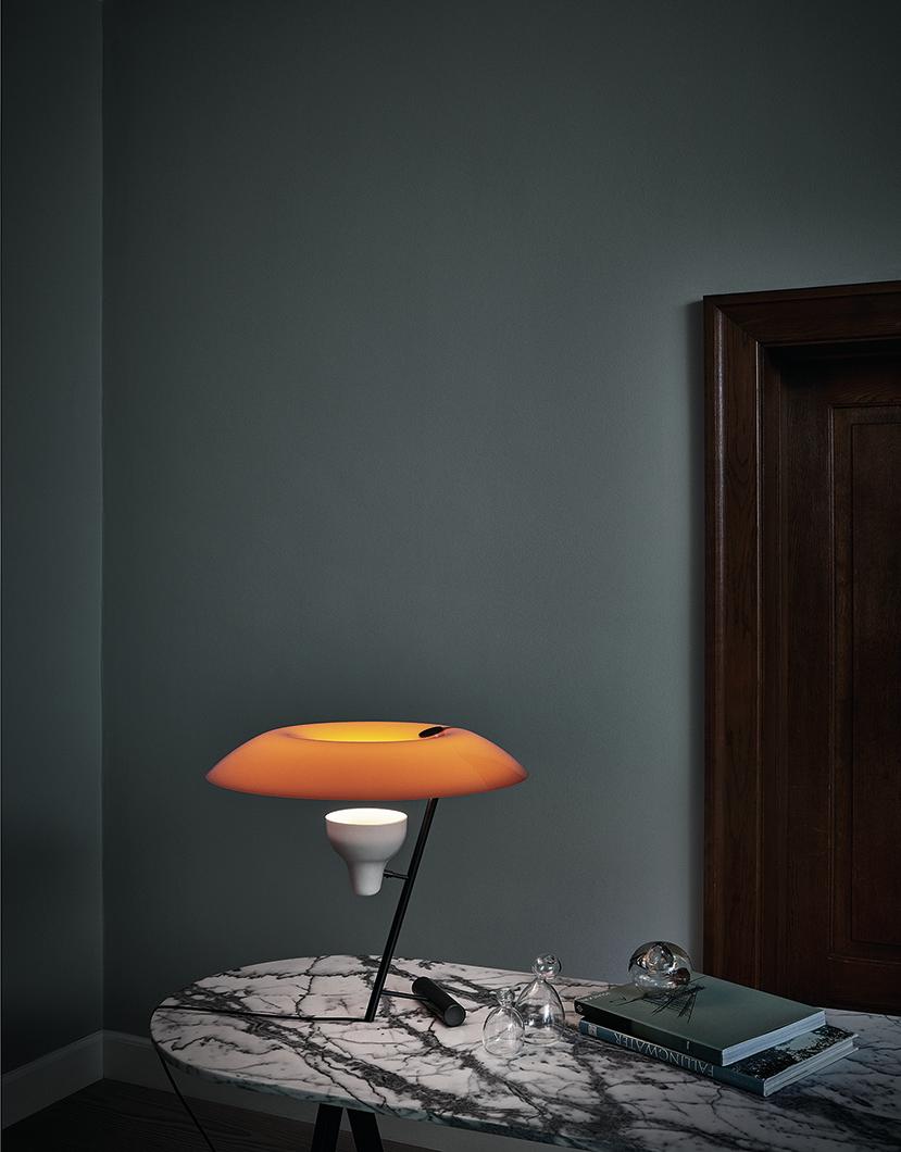 Gino Sarfatti-Lampe, Modell 548, poliertes Messing mit blauem Fuss (21. Jahrhundert und zeitgenössisch)