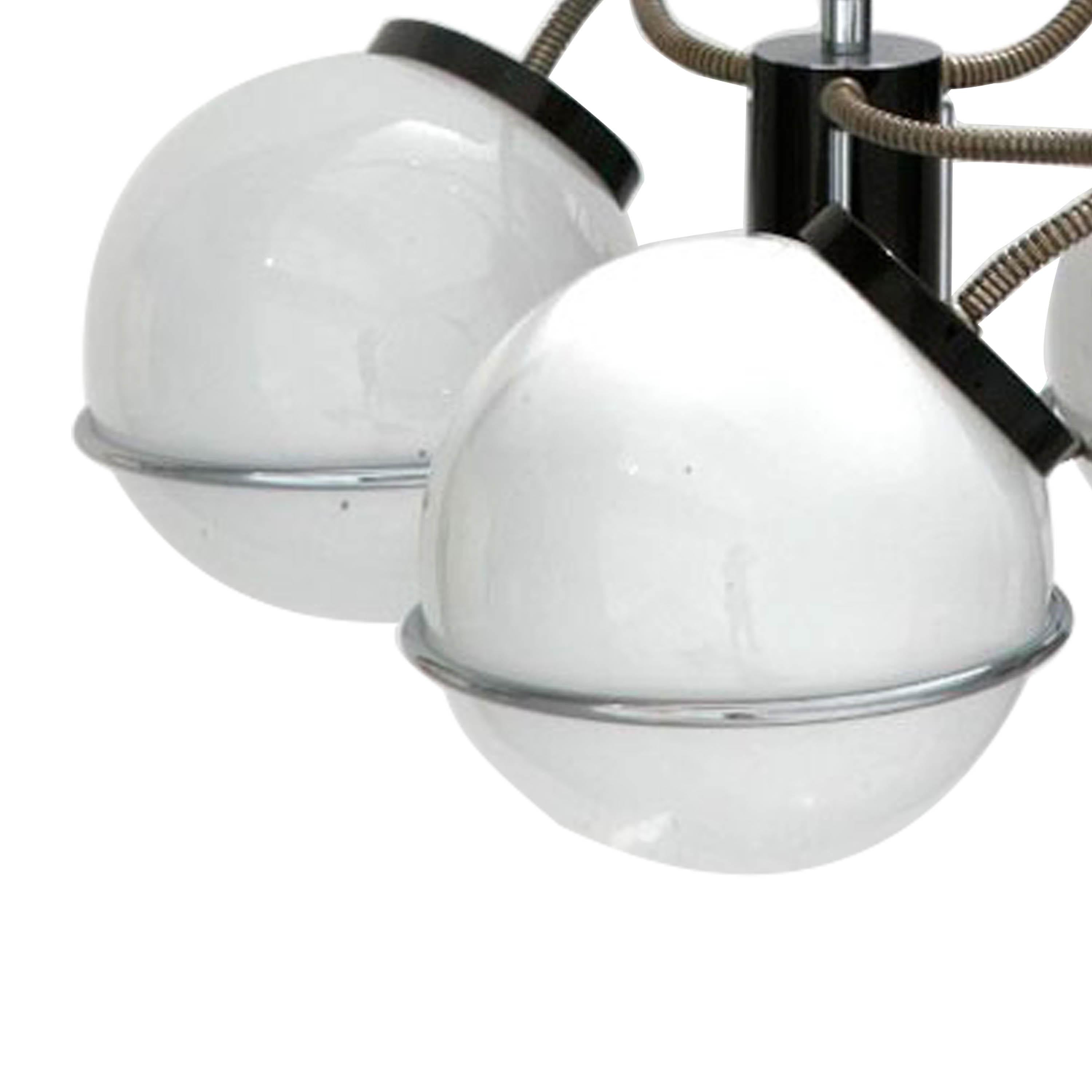 Designed by Gino Sarfatti suspendant lamp, mid-century style.
with chromed steel structure and 3 white glass light balloons, Italy, 1970.