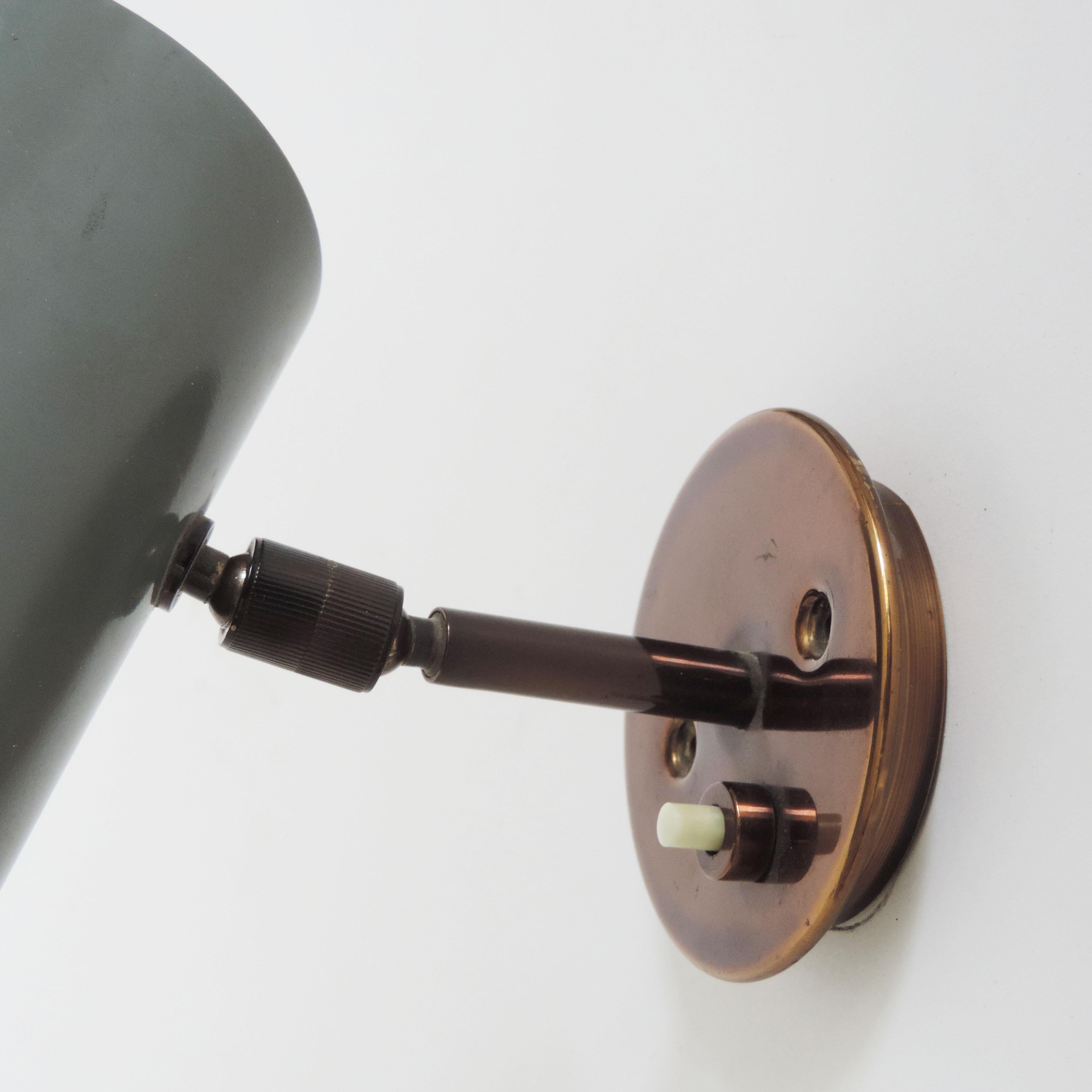 Gino Sarfatti Mod. 34 variant grey and burnished brass adjustable wall lamp for Arteluce, 
Italy, 1954.