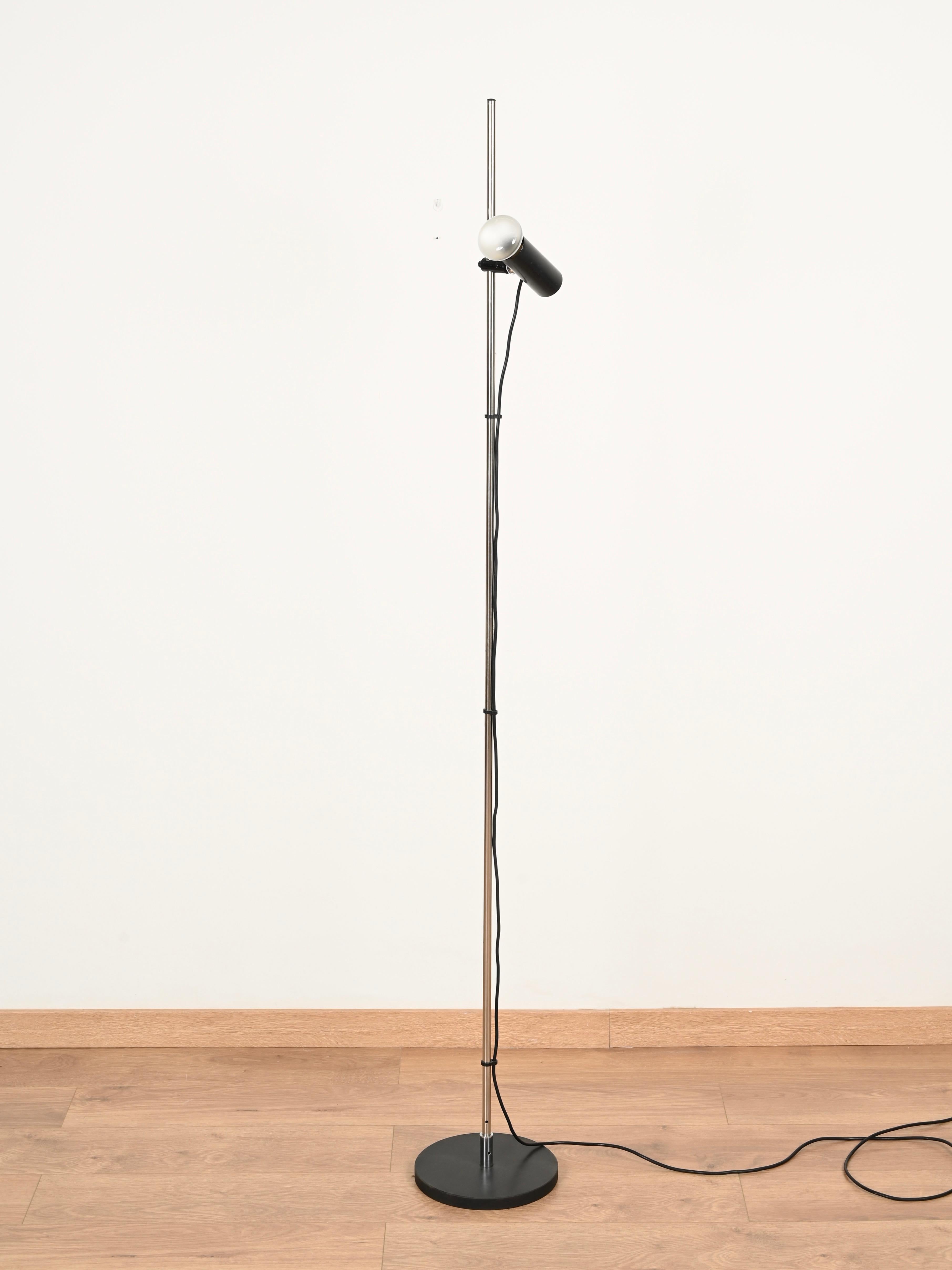 Magnifique lampadaire Gino Sarfatti modèle 1055 du milieu du siècle dernier en métal chromé et en fer émaillé noir. Ce lampadaire réglable emblématique a été conçu par Gino Sarfatti et produit par Arteluce en Italie dans les années 1950. La lampe
