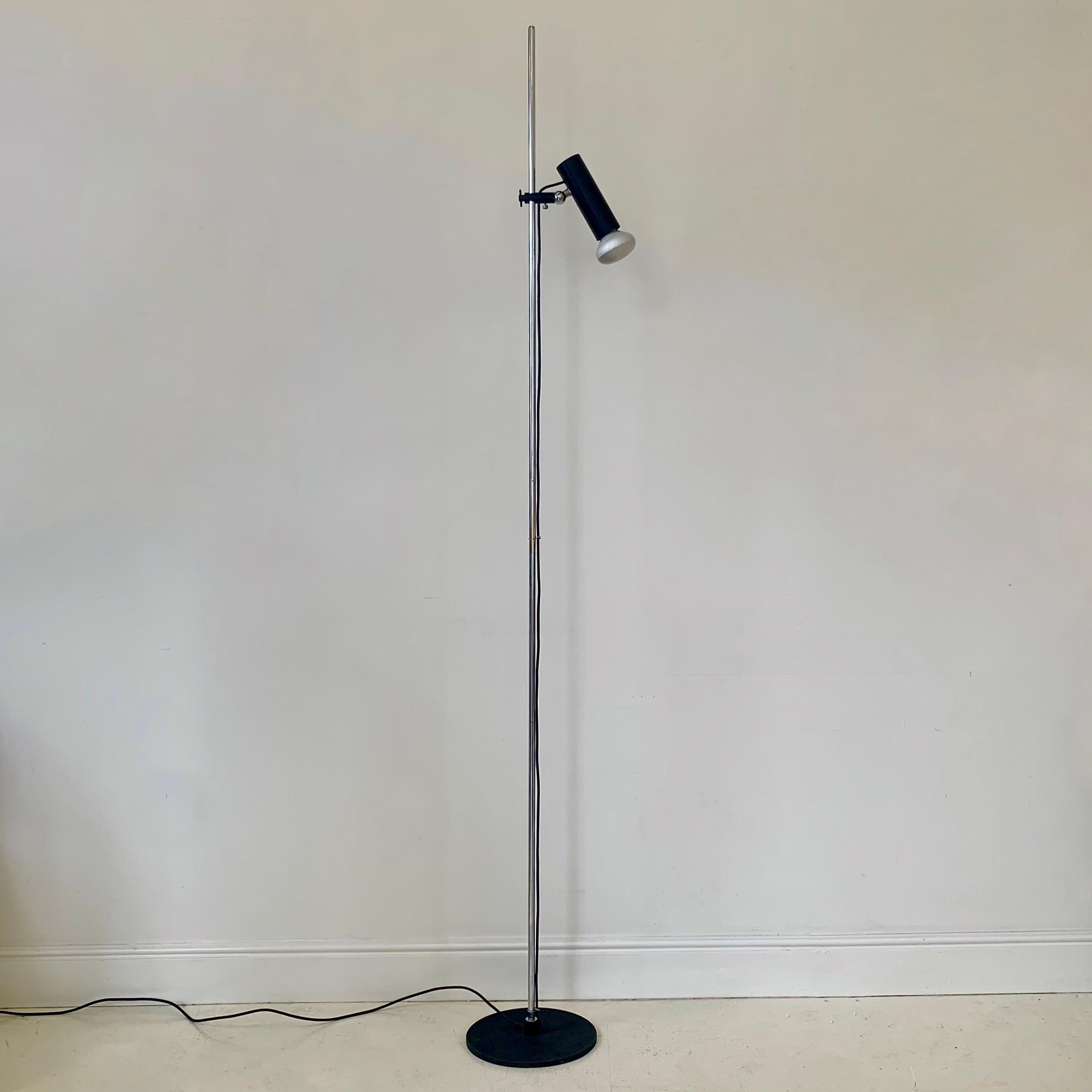 Gino Sarfatti adjustable floor lamp, 1055 /SP model for Arteluce, circa 1955, Italy.
Black lacquered aluminum, spotlight bulb, chrome-plated stee bar, cast-iron black crackle base.
Dimensions: 190 cm H, diameter of the base: 25 cm .
Good original