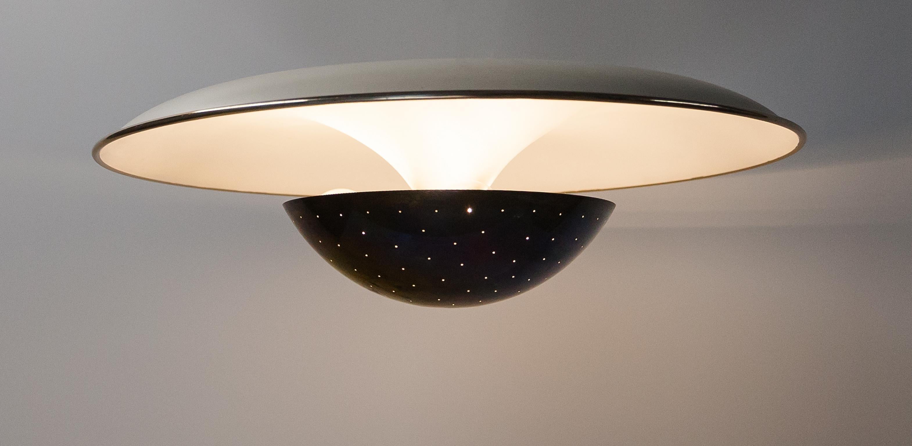 Rare ceiling lamp or ceiling light manufactured by the famous lighting company Arteluce and designed by Gino Sarfatti in the 1950s. The Model 155 consists of a bowl-shaped ceiling lamp with a brass diffuser and was made of white painted aluminum and