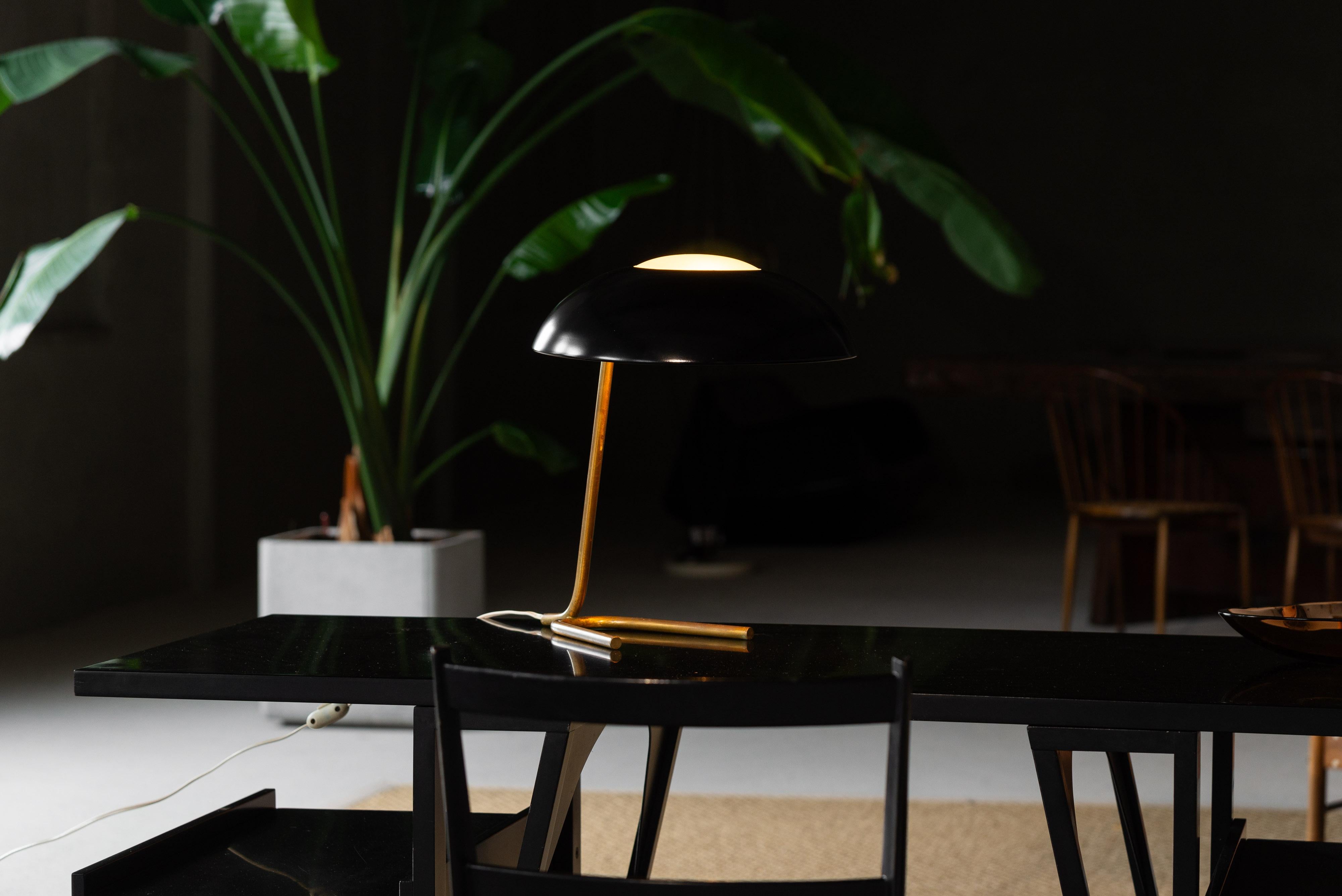 Super rare et précoce lampe de table 518 conçue par Gino Sarfatti et fabriquée par Arteluce en Italie en 1941. Sa subtile structure de soutien en forme de S est en laiton tubulaire et se termine par un pied en forme de fourche. L'abat-jour rond est
