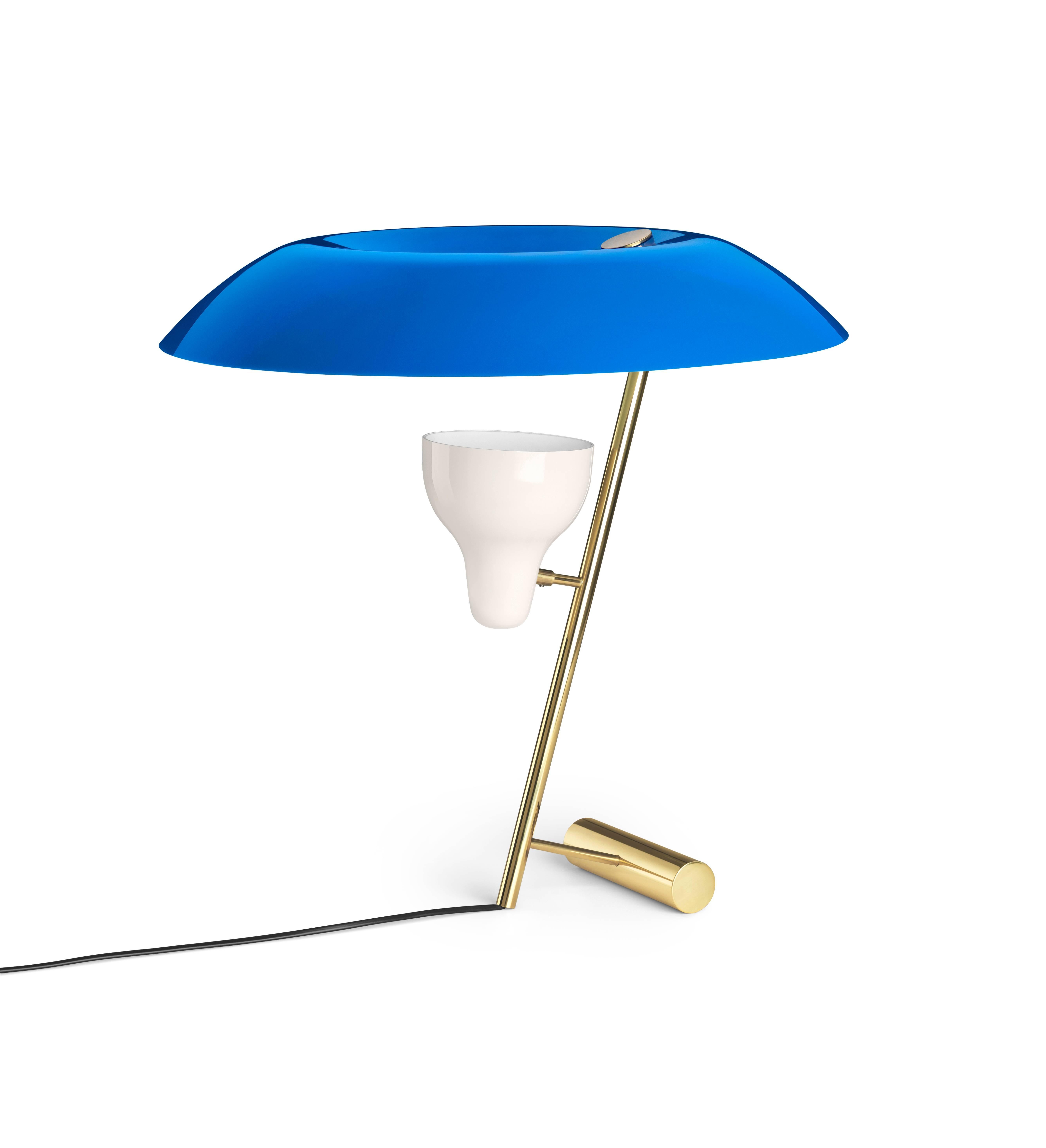 Lampe de table Gino Sarfatti modèle 548 en bleu et laiton poli. 

Conçue en 1951, cette réédition autorisée a été réalisée par Alessandro Sarfatti, petit-fils de Gino Sarfatti, qui applique l'attention scrupuleuse de son grand-père aux détails et