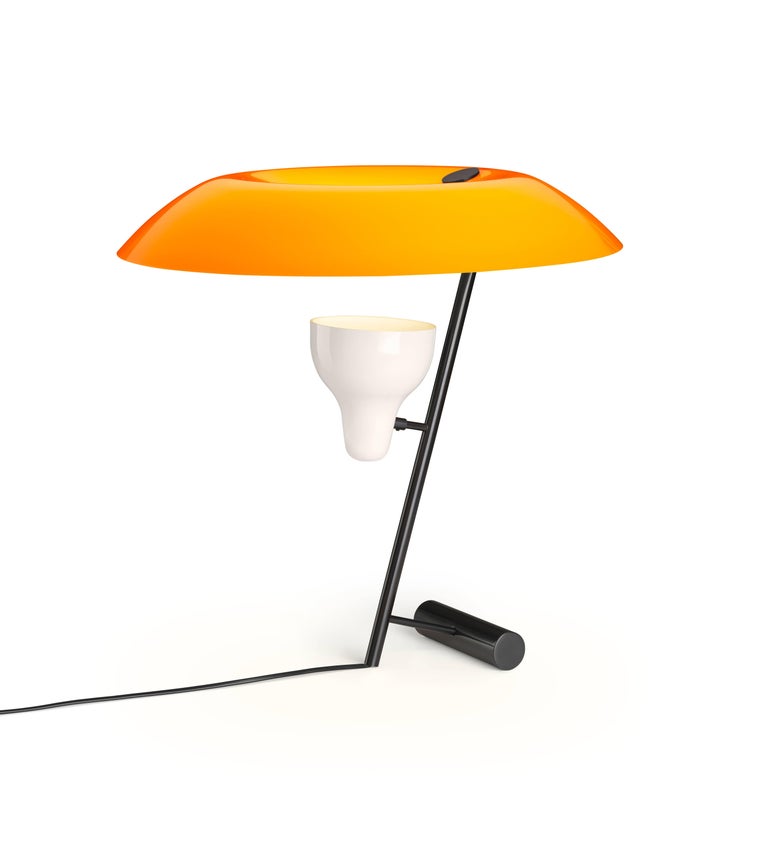 Gino Sarfatti model #548 table lamp in orange. Designed in 1951, this is an authorized 2017 Astep/Flos re-edition by Alessandro Sarfatti, grandson of Gino Sarfatti, who applies his grandfather's scrupulous attention to detail and materials to offer
