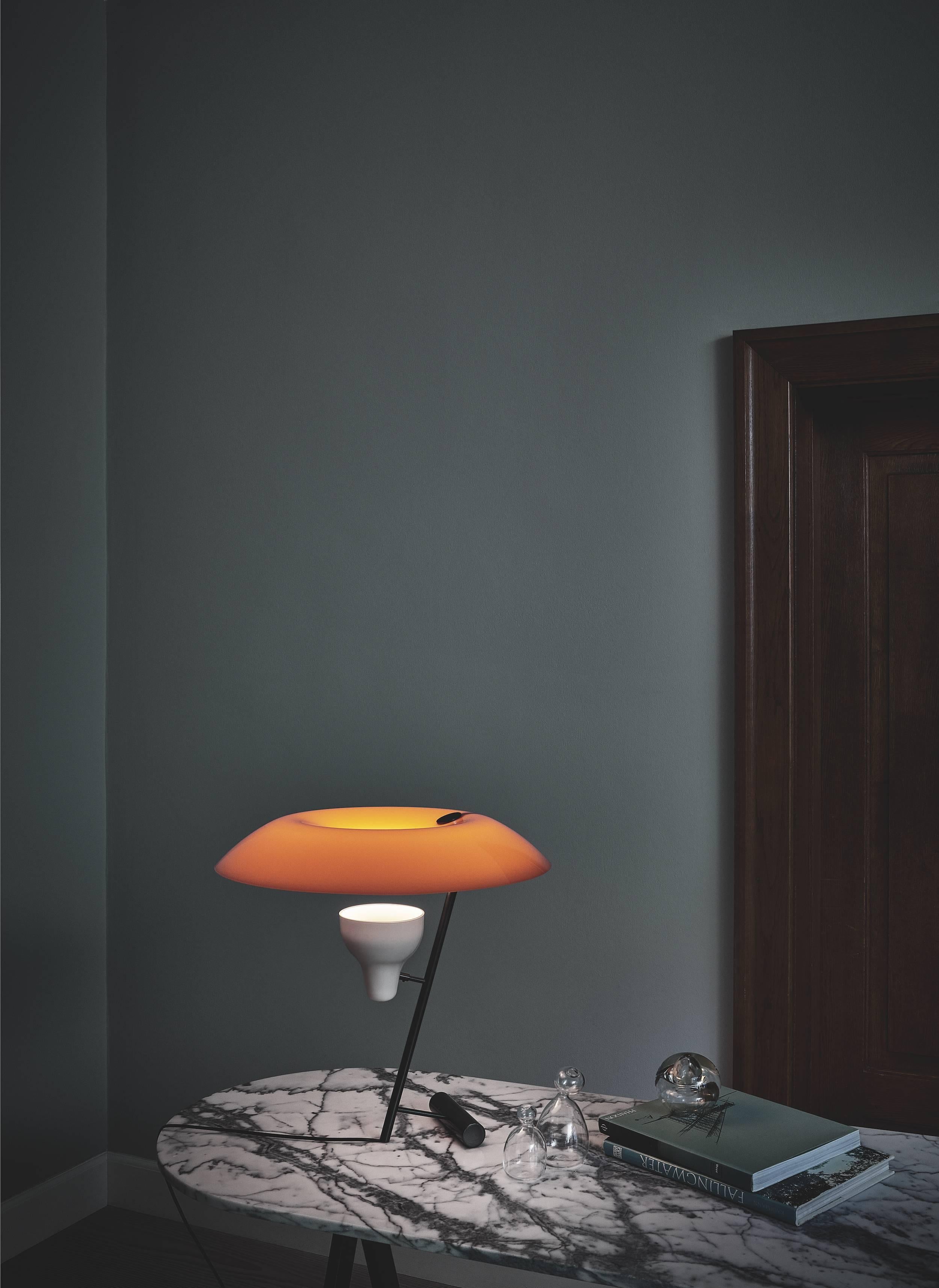 italien Lampe de bureau Gino Sarfatti Modèle #548 en laiton bruni et orange en vente