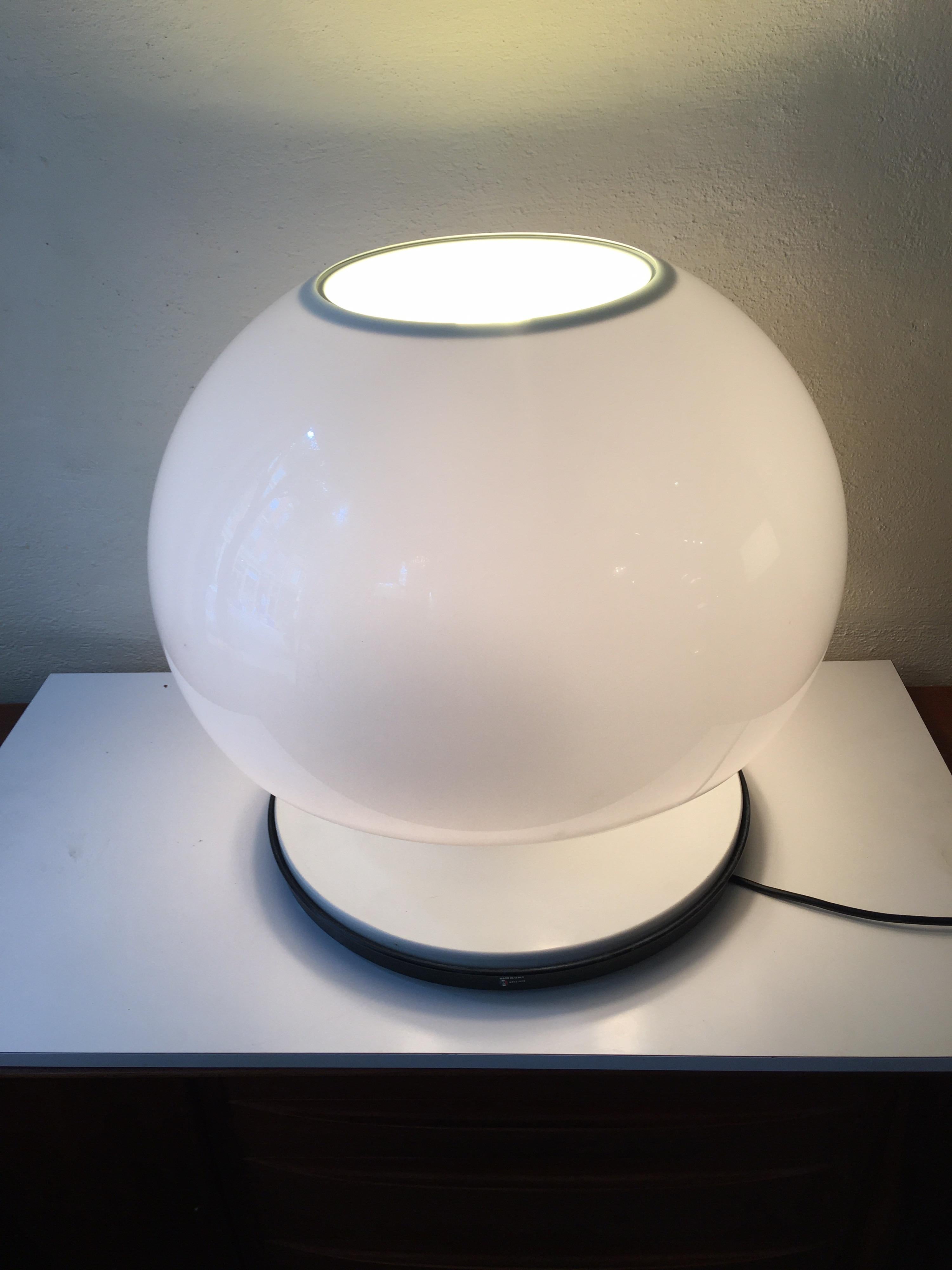 Gino Sarfatti Model 596 Table Lamp for Arteluce In Good Condition For Sale In Philadelphia, PA