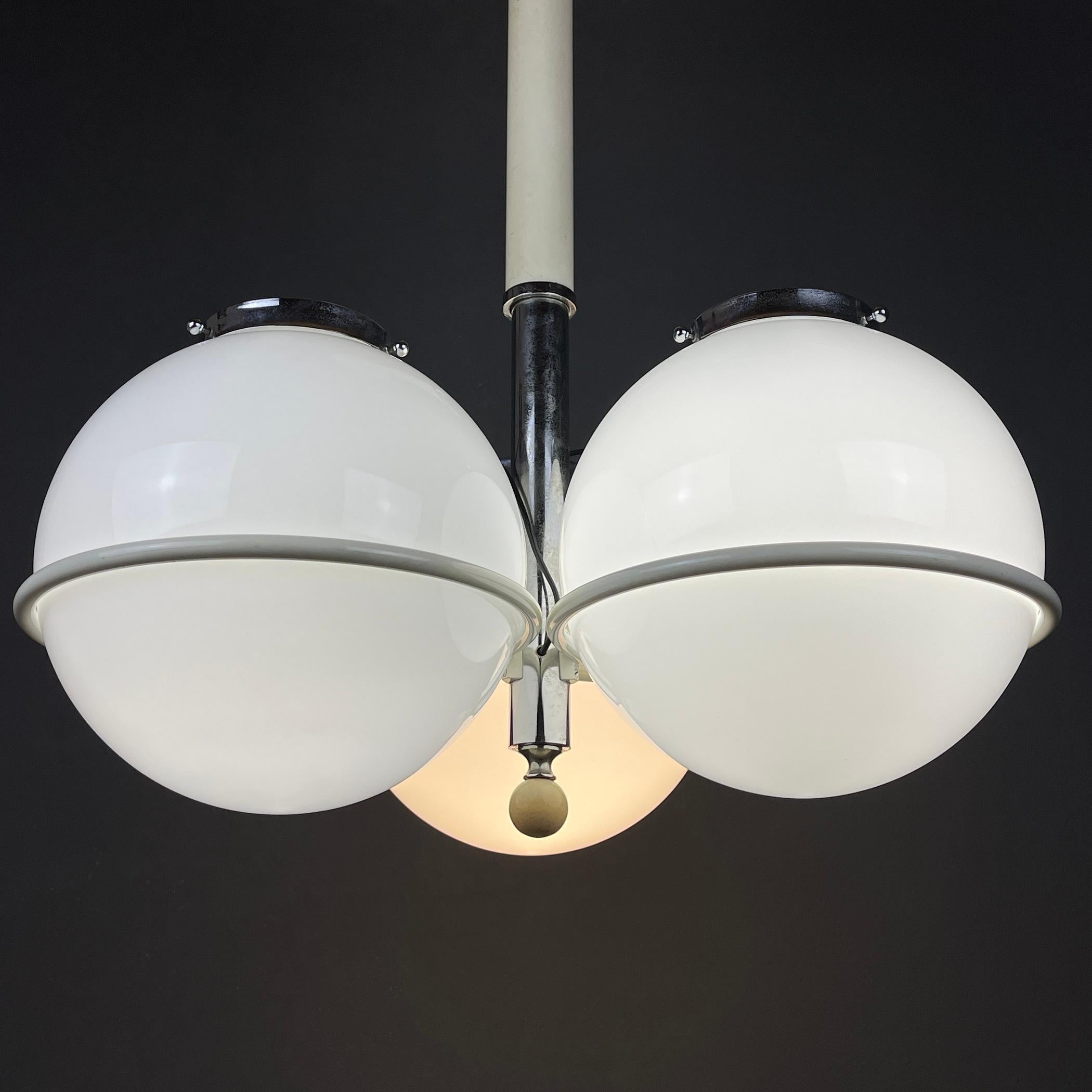 Amazing chandelier by Gino Sarfatti made in Italy in the 1960s. Made out of a metal structure holding 3 milk glass globes. Ball diameter 30 cm. Gives a beautiful diffuse light emission. The height of the chandelier can be adjusted from 77 cm to 110