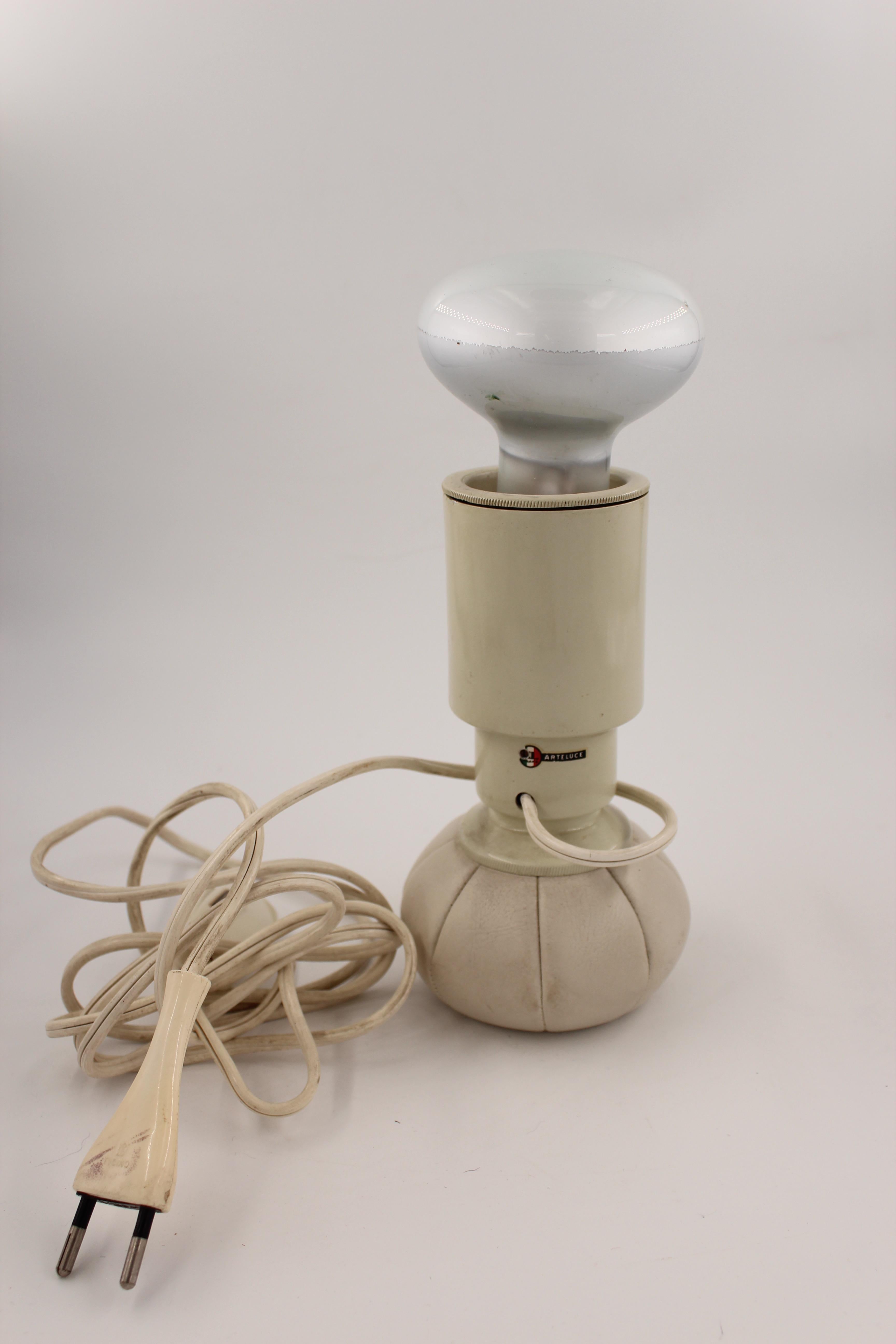 Gino Sarfatti off White 600 Table Lamp for Arteluce, Italy, 1960 4