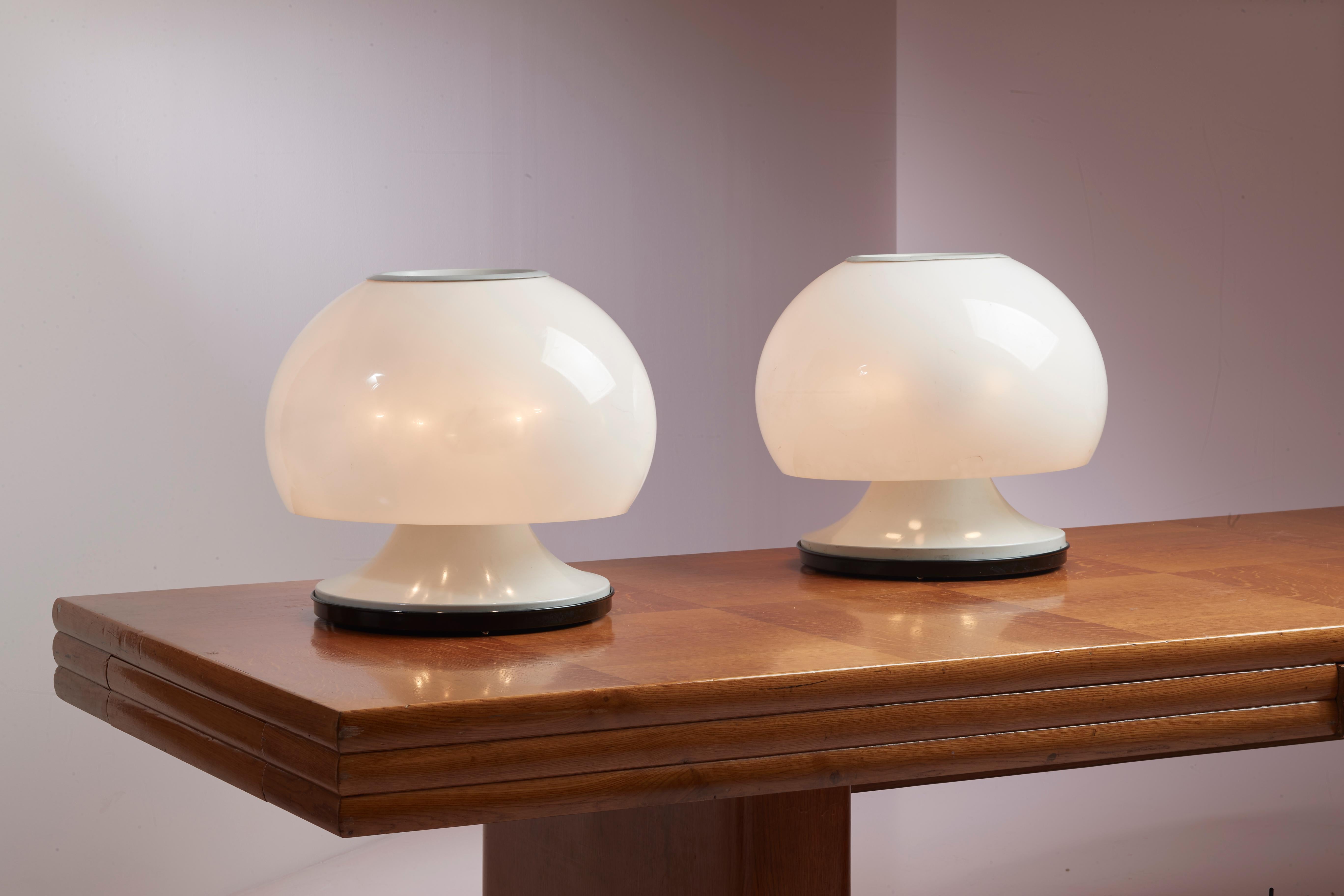 Ein Paar große Tischlampen, Modell 596 aus den 1960er Jahren, von Arteluce kunstvoll aus Plexiglas und Metall gefertigt, mit einem Entwurf von Gino Sarfatti.

Diese ebenso dekorativen wie eindrucksvollen italienischen Lampen zeigen die