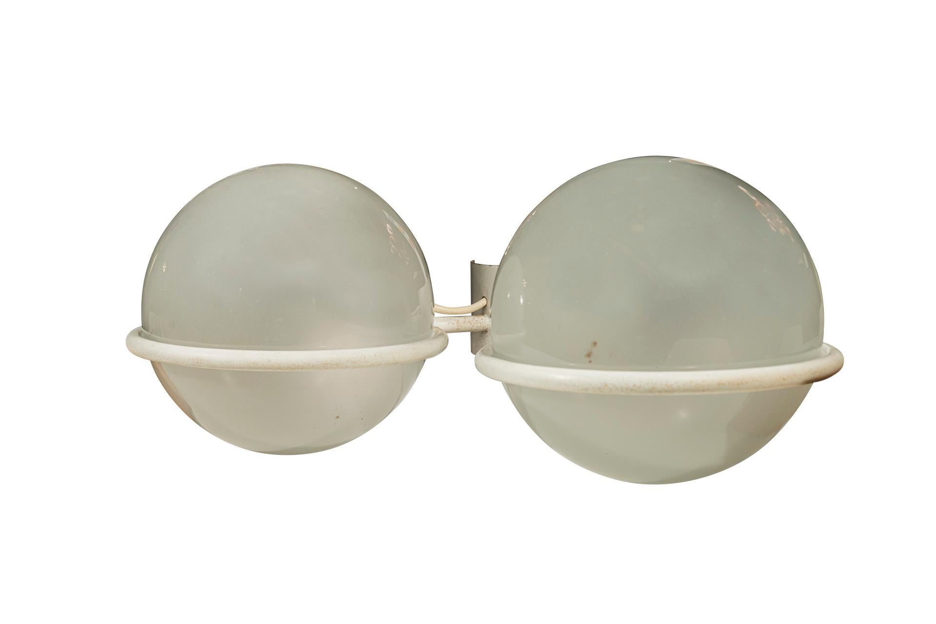 Gino Sarfatti (1912-1985),
Pair of wall lights,
Model 239/2,
Edition Arteluce,
Lacquered metal and glass,
Italy, circa 1970.

Measures: Width 45 cm, height 20 cm, depth 30 cm.