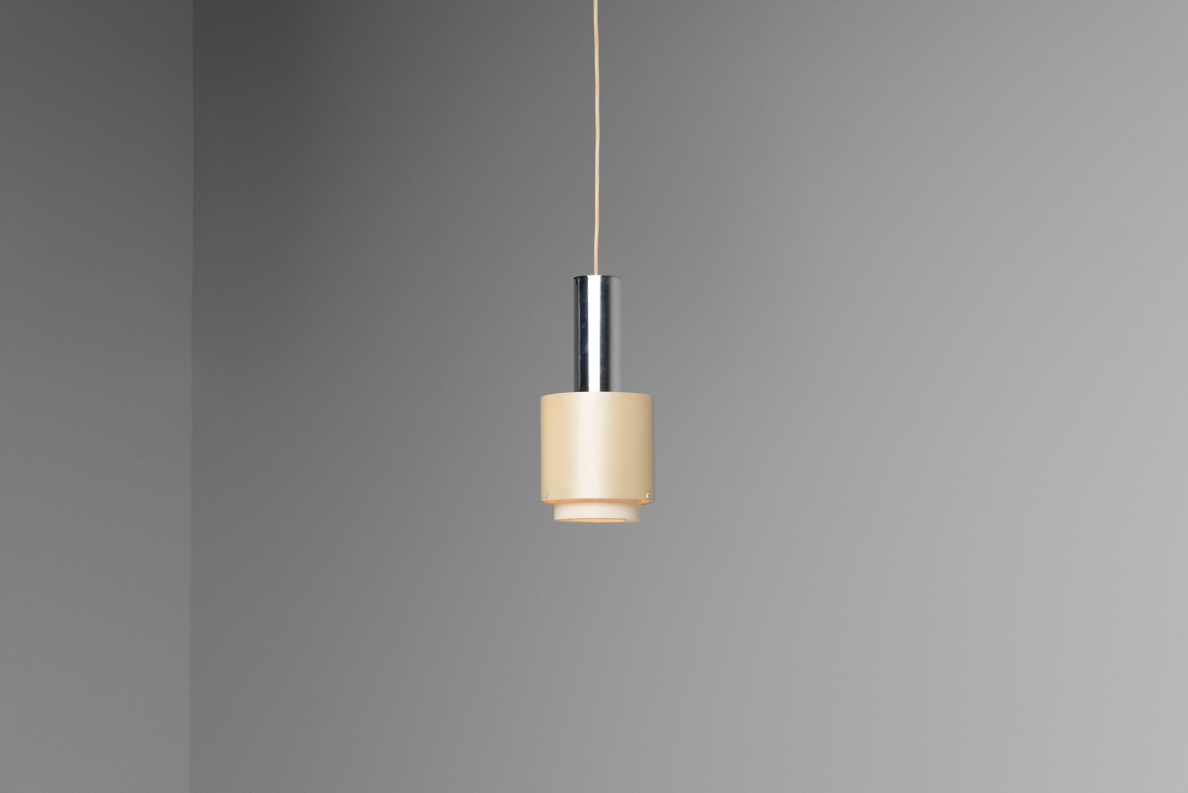 Questa rara coppia di lampade a sospensione di Gino Sarfatti, disegnate per Arteluce nel 1958, incarna il raffinato minimalismo che Sarfatti ha sostenuto per tutta la sua carriera. Queste lampade sono una rara variante a sospensione della lampada da