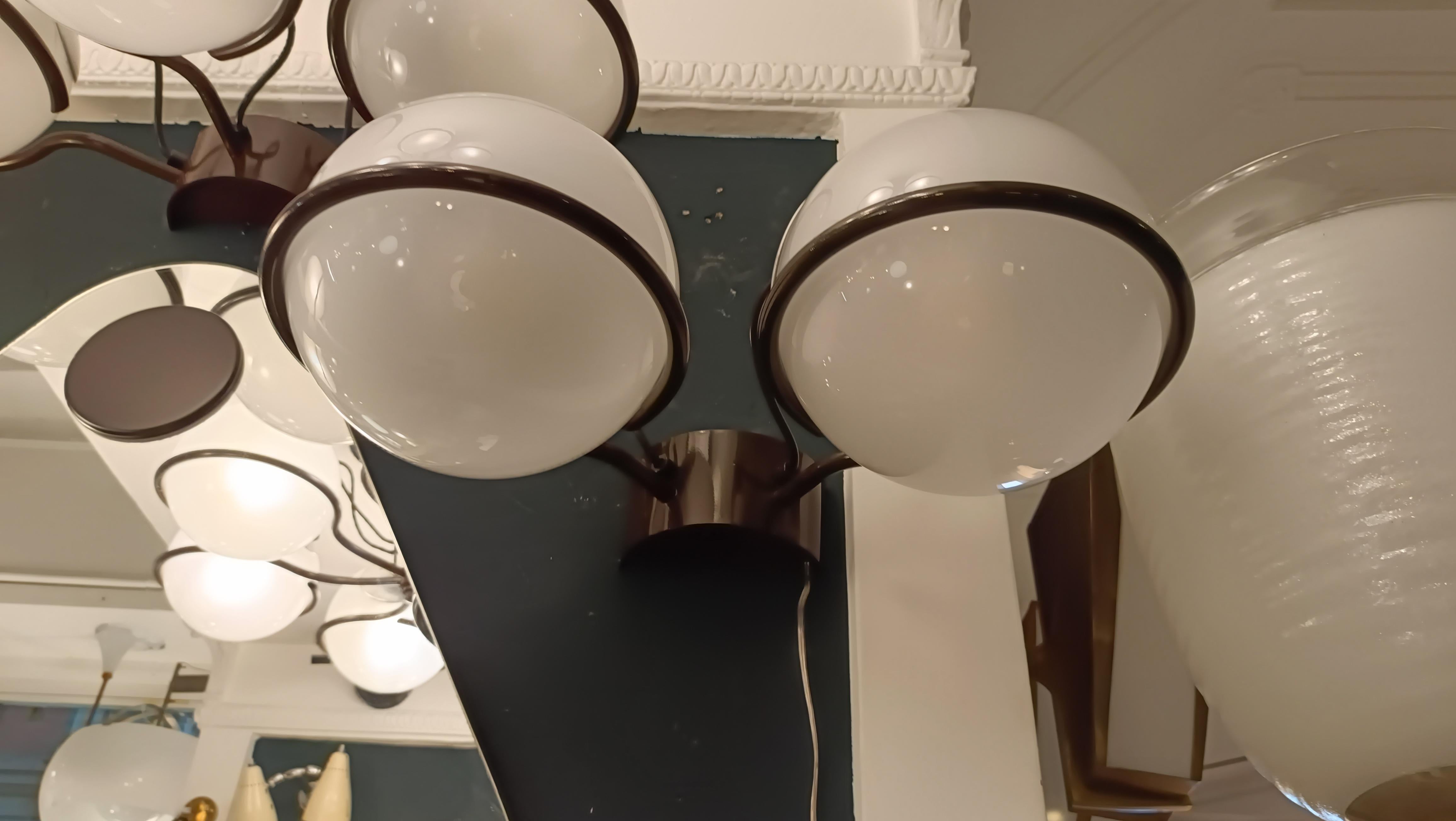 Impresionante aplique de tres luces modelo 238/2 de Gino Sarfatti para Arteluce 1960. En excelente estado original. La placa mural de latón con brazos doblados en forma de círculos alberga globos de cristal translúcido con mechas cilíndricas de