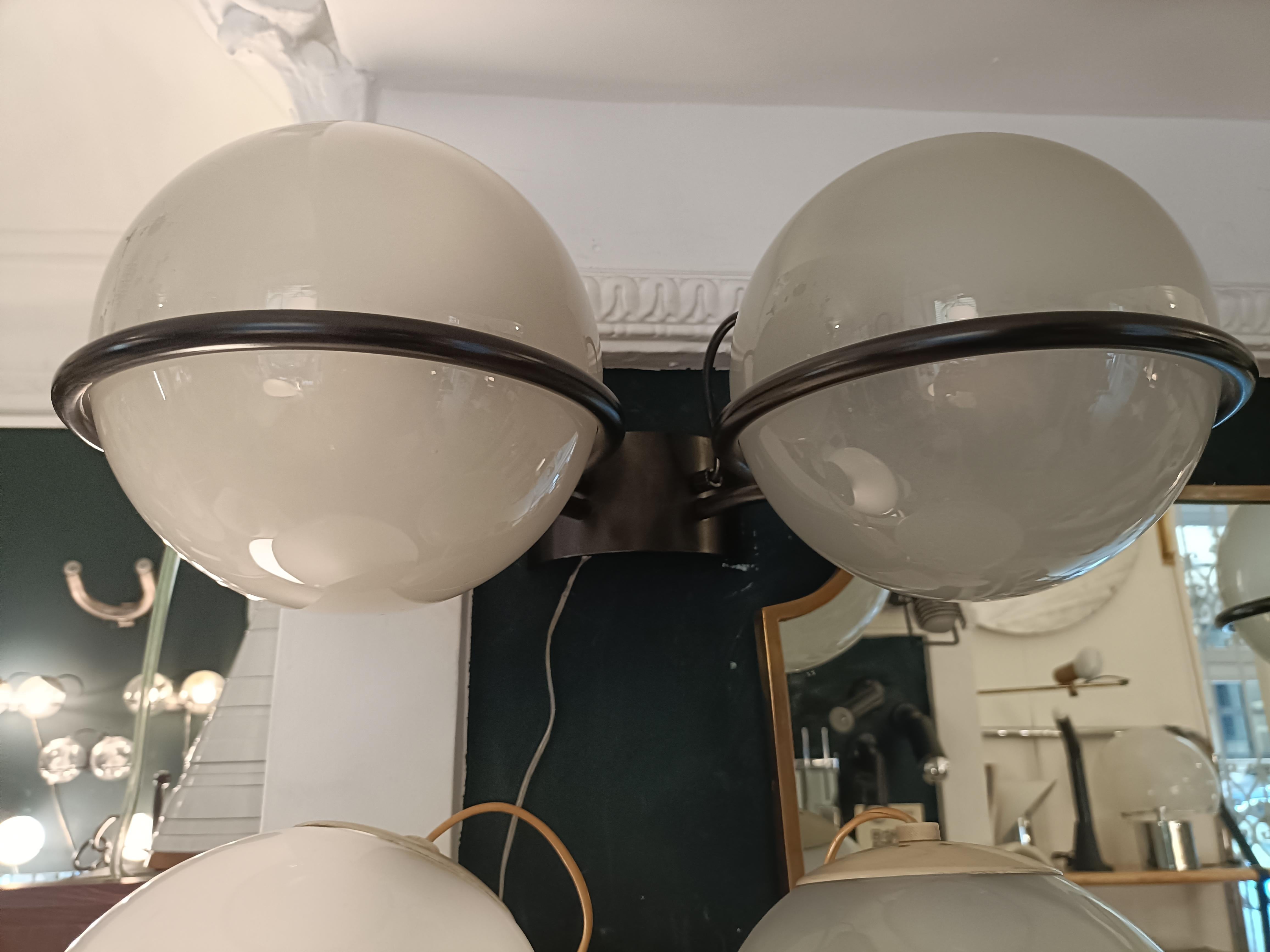 Rara ed Originale lampada da parete vintage modello 238/2 di Gino Sarfatti per Arteluce, Milano.
Dos difusores luminosos con cristal latente, unidos por anillos de apoyo en barra de hierro lacado negro.
Gino Sarfatti (1912-1985) ha desempeñado un