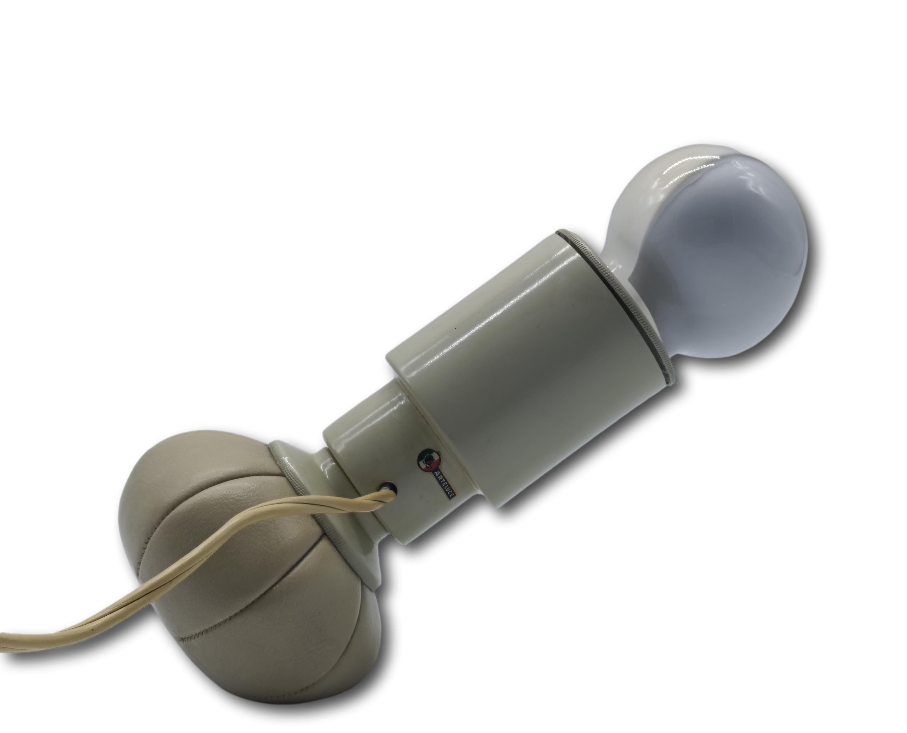 Lampada da tavolo 600 di Gino Sarfatti per Arteluce, Italia anni '66. Diese Lampe hat eine Basis, die aus einem Sack aus Pelle Cucito besteht, der mit kleinen Stücken bestückt ist. Diese Basis ermöglicht es, das Gerät in alle Richtungen zu