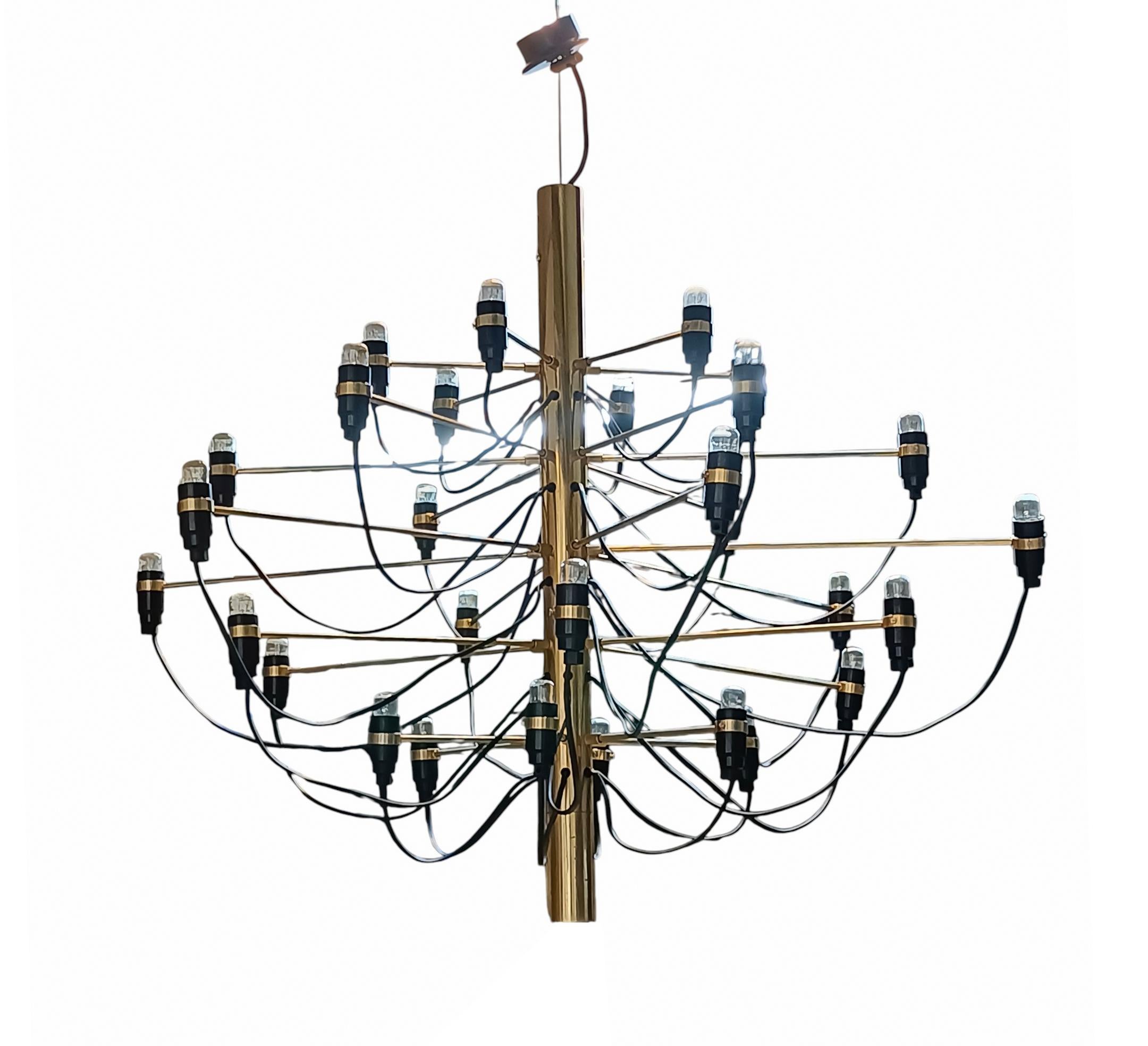 Lámpara de araña modelo '2097/30' diseñada por Gino Sarfatti (1912/1985) para Arteluce. Fabricado con un marco de latón pulido. La varilla central tiene treinta  brazos sosteniendo bombillas, Italia, años sesenta.