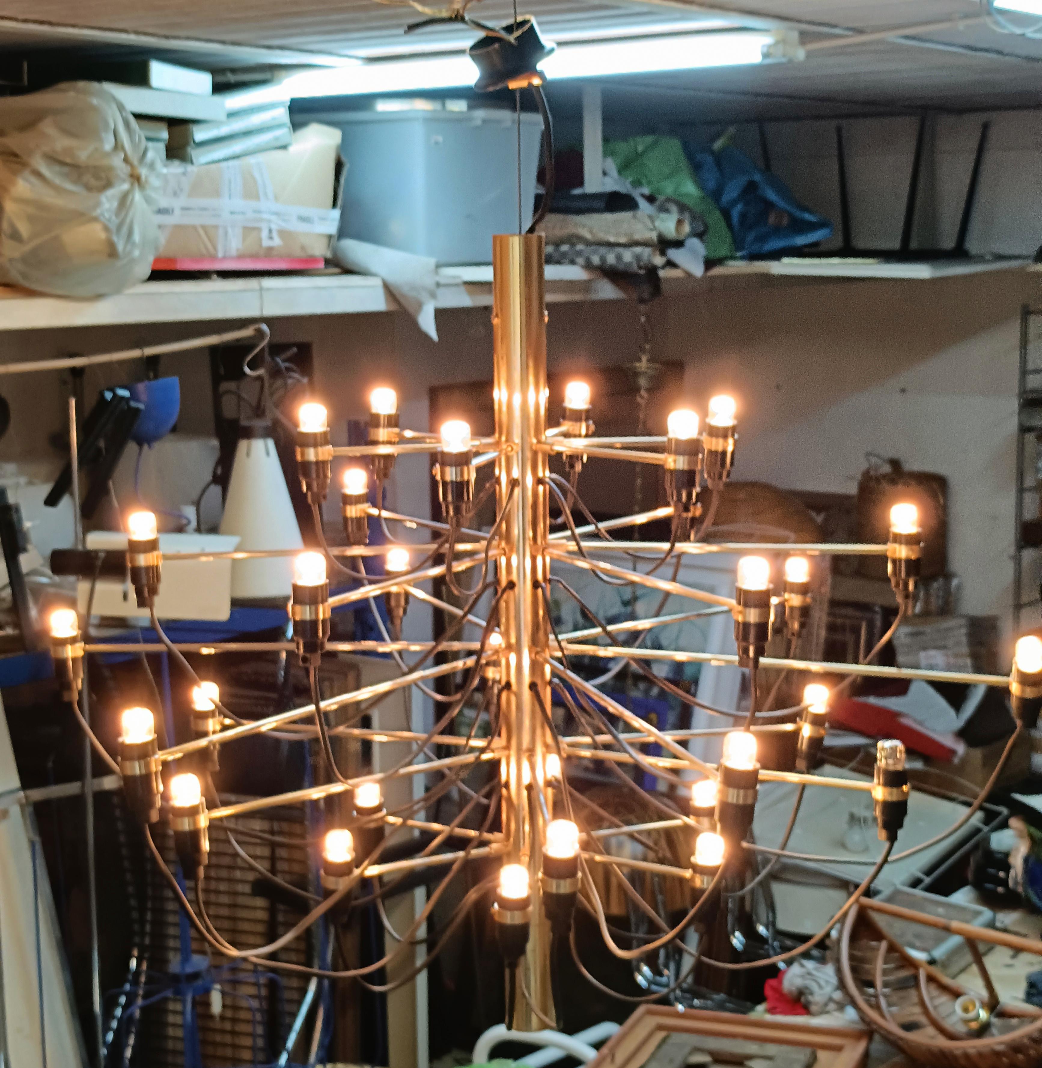 Gino Sarfatti para Arteluce Lámpara de araña '2097/30', Italia Años 60 en Bueno estado para la venta en Naples, IT