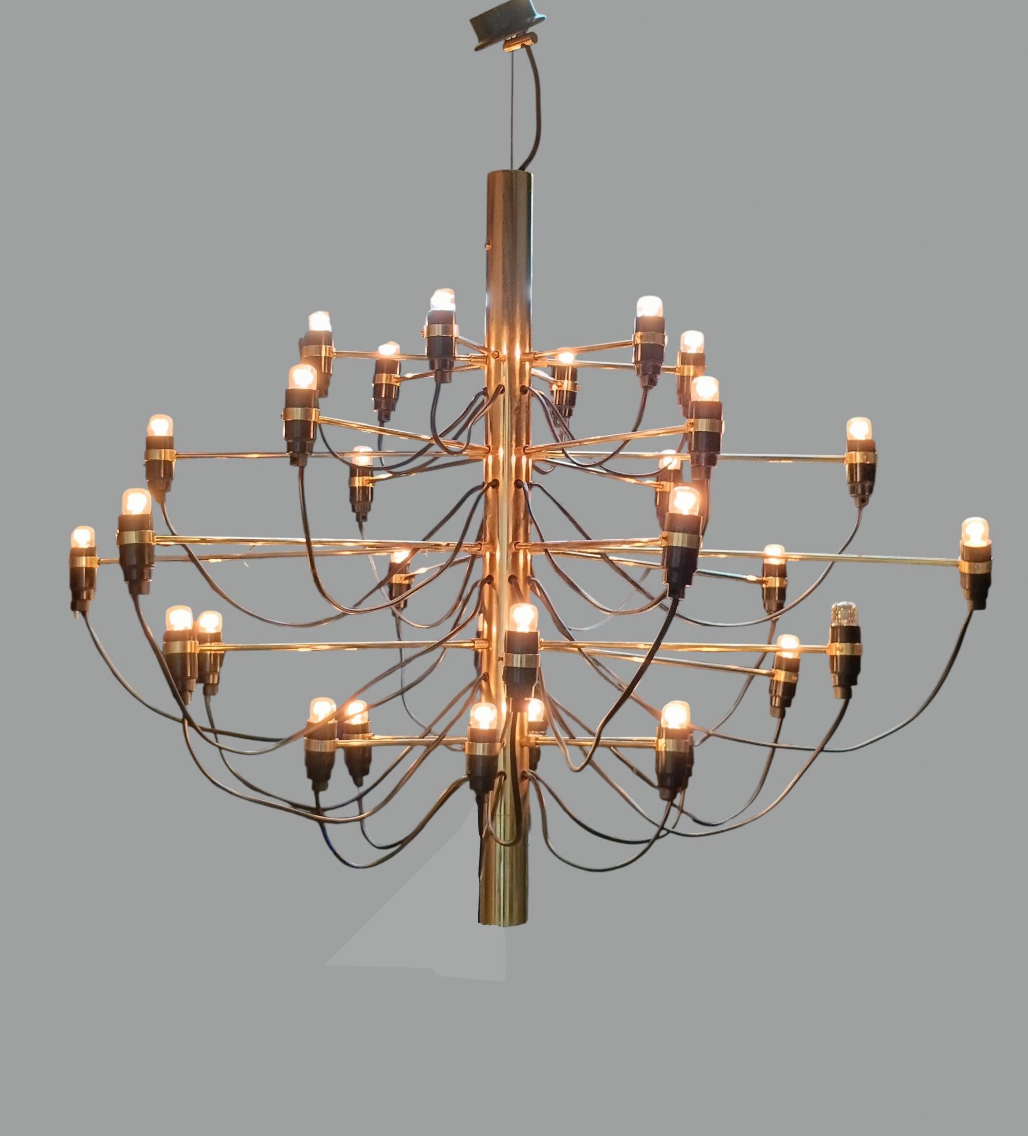 Gino Sarfatti para Arteluce Lámpara de araña '2097/30', Italia Años 60 Latón en venta