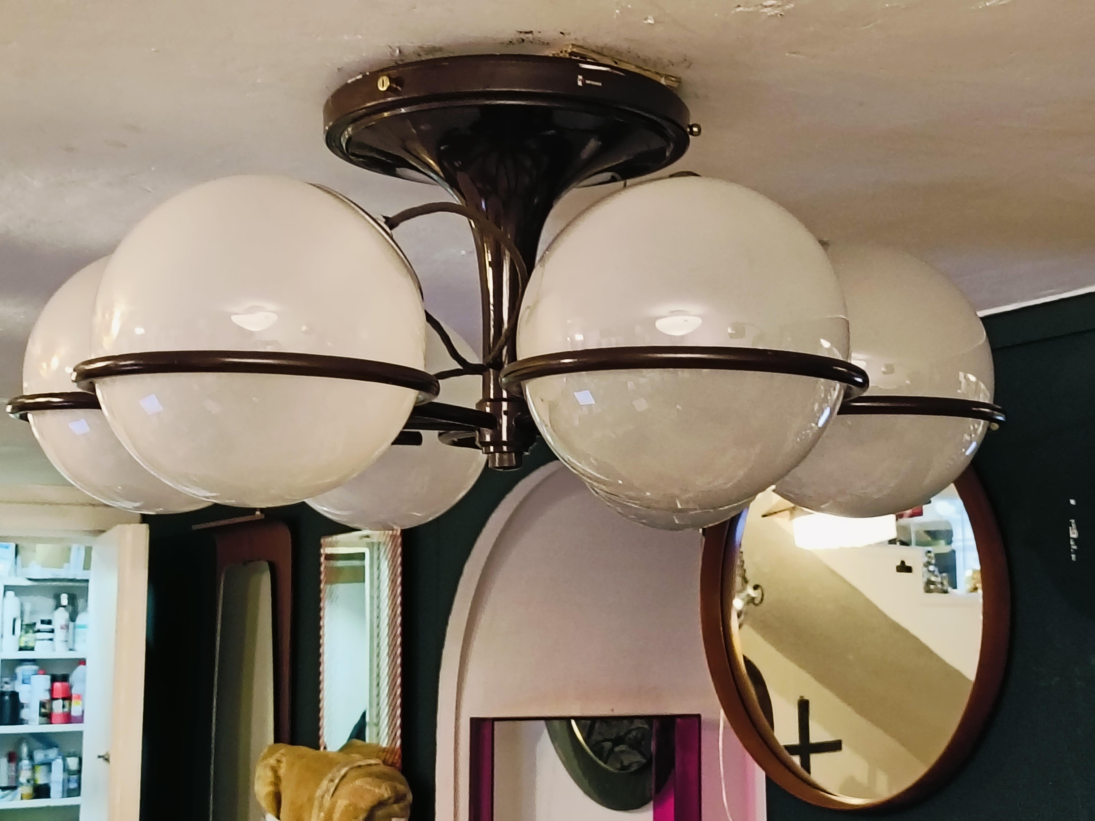 La lampada nr. 2042/6 si distingue per il suo design sofisticato e le linee pulite, tipiche delle creazioni di Gino Sarfatti. Realizzata con materiali di alta qualità, questa lampada offre un’illuminazione diffusa e piacevole, ideale per creare