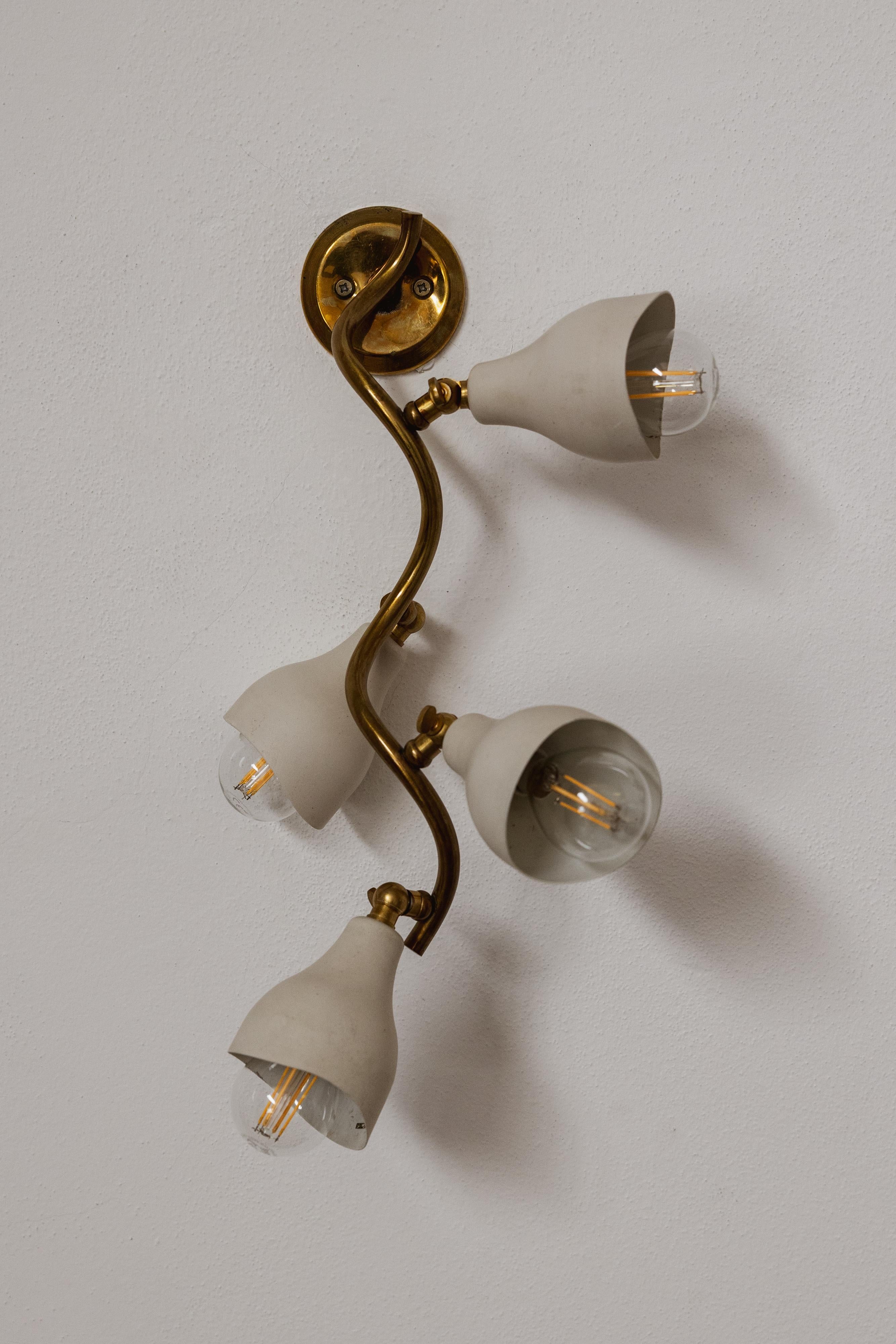 Gino Sarfatti sconce for Arteluce, brass and glass, Italy, 1952

This chic set of four wall lamps by Gino Sarfatti, designed in 1952 for Arteluce, showcases masterful craftsmanship in lacquered metal and brass. Each fixture ascends in an elegant,
