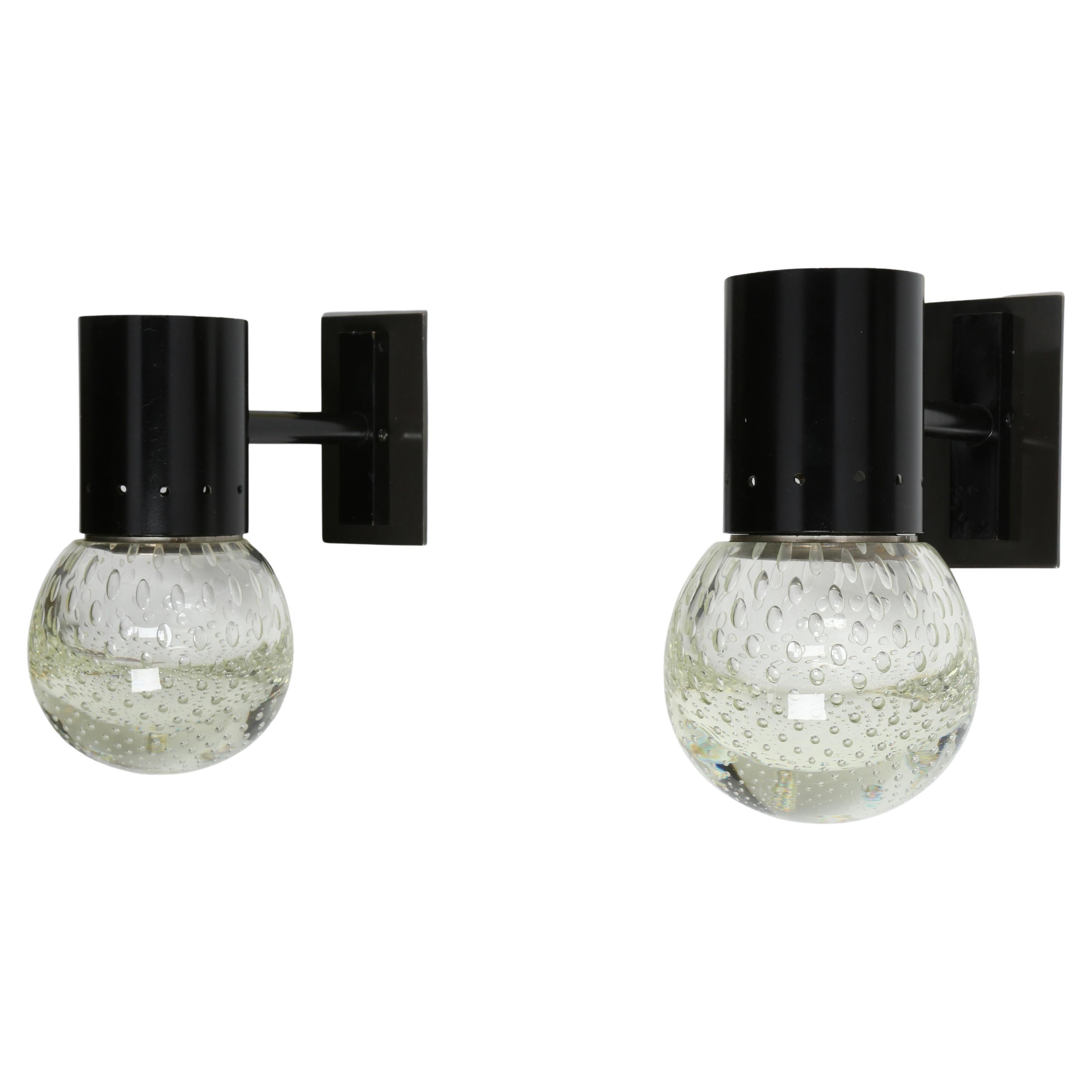Aplique Gino Sarfatti para Archimede Seguso.
Diseñado y fabricado en Italia en la década de 1950.
Cristal bullicante seguso y marcos de metal esmaltado.
Recableado para EE.UU. con placas traseras a medida.
Para 1 bombilla candelabro cada