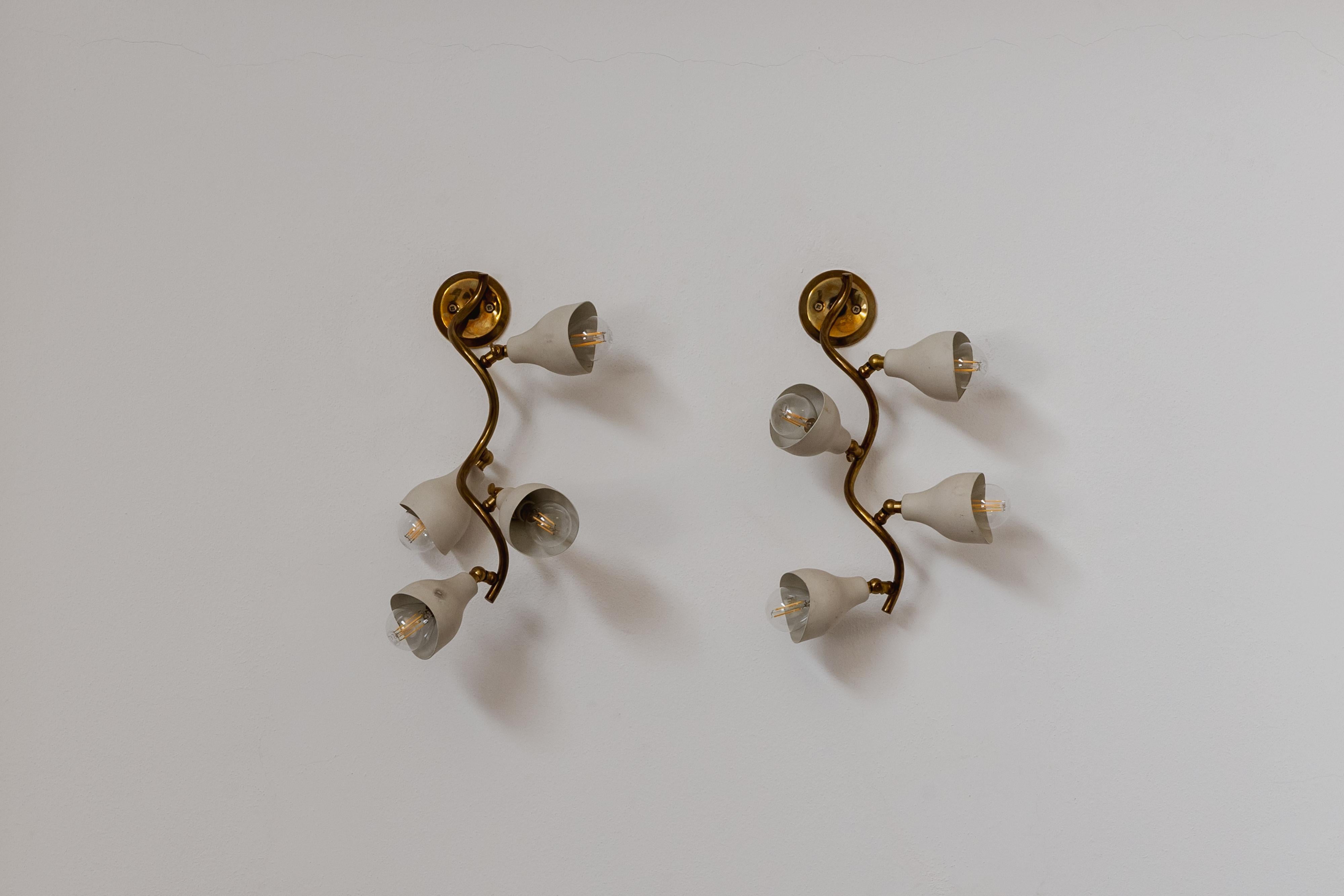 Gino Sarfatti sconces for Arteluce, brass and glass, Italy, 1952, set of two

This chic set of four wall lamps by Gino Sarfatti, designed in 1952 for Arteluce, showcases masterful craftsmanship in lacquered metal and brass. Each fixture ascends in