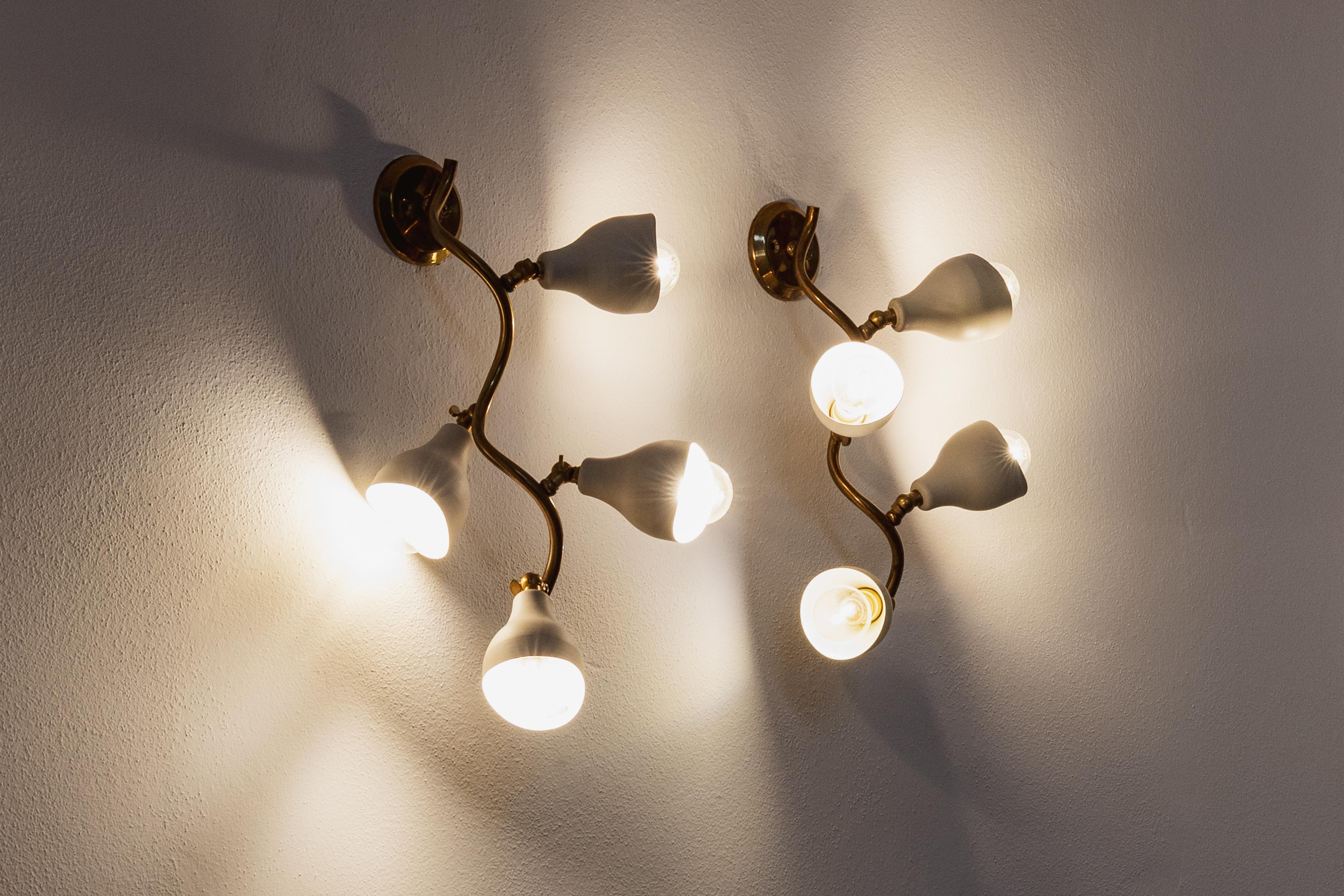 Applique di Gino Sarfatti for Arteluce, ottone e vetro, Italia, 1952, set di quattro pezzi

Questo elegante set di quattro lampade da parete di Gino Sarfatti, disegnato nel 1952 per Arteluce, mette in mostra una maestria artigianale in metallo