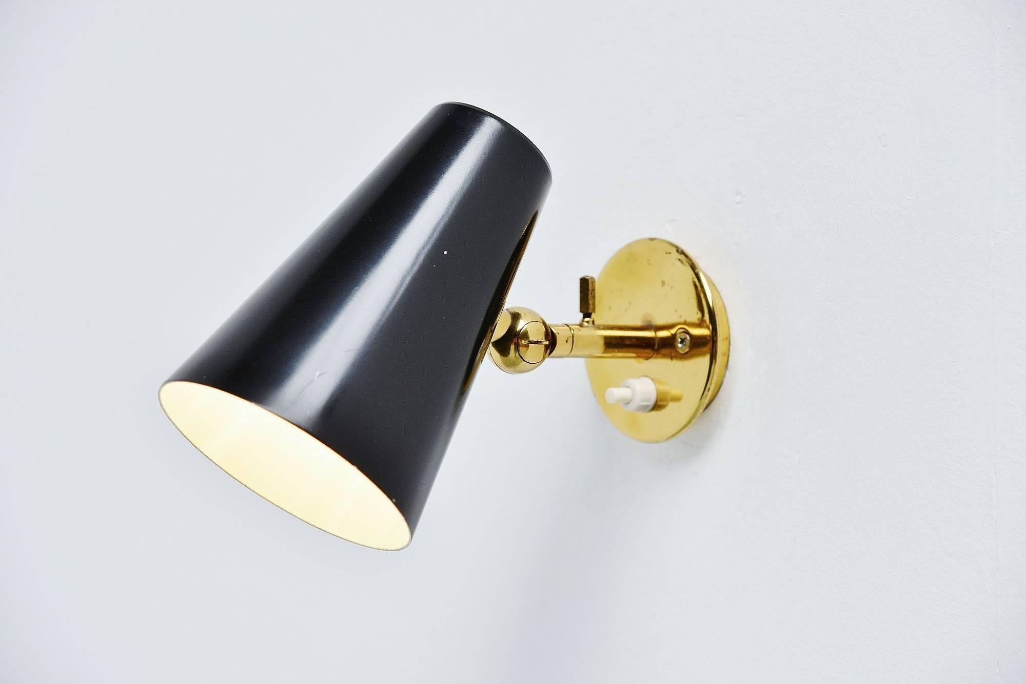 Nice pair of modernist sconces model 19 designed by Gino Sarfatti, manufactured by Arteluce, Italy 1951. The lamps have a black lacquered adjustable reflector in aluminium. Wall bracket and pivot in polished brass. The lamps are marked with the
