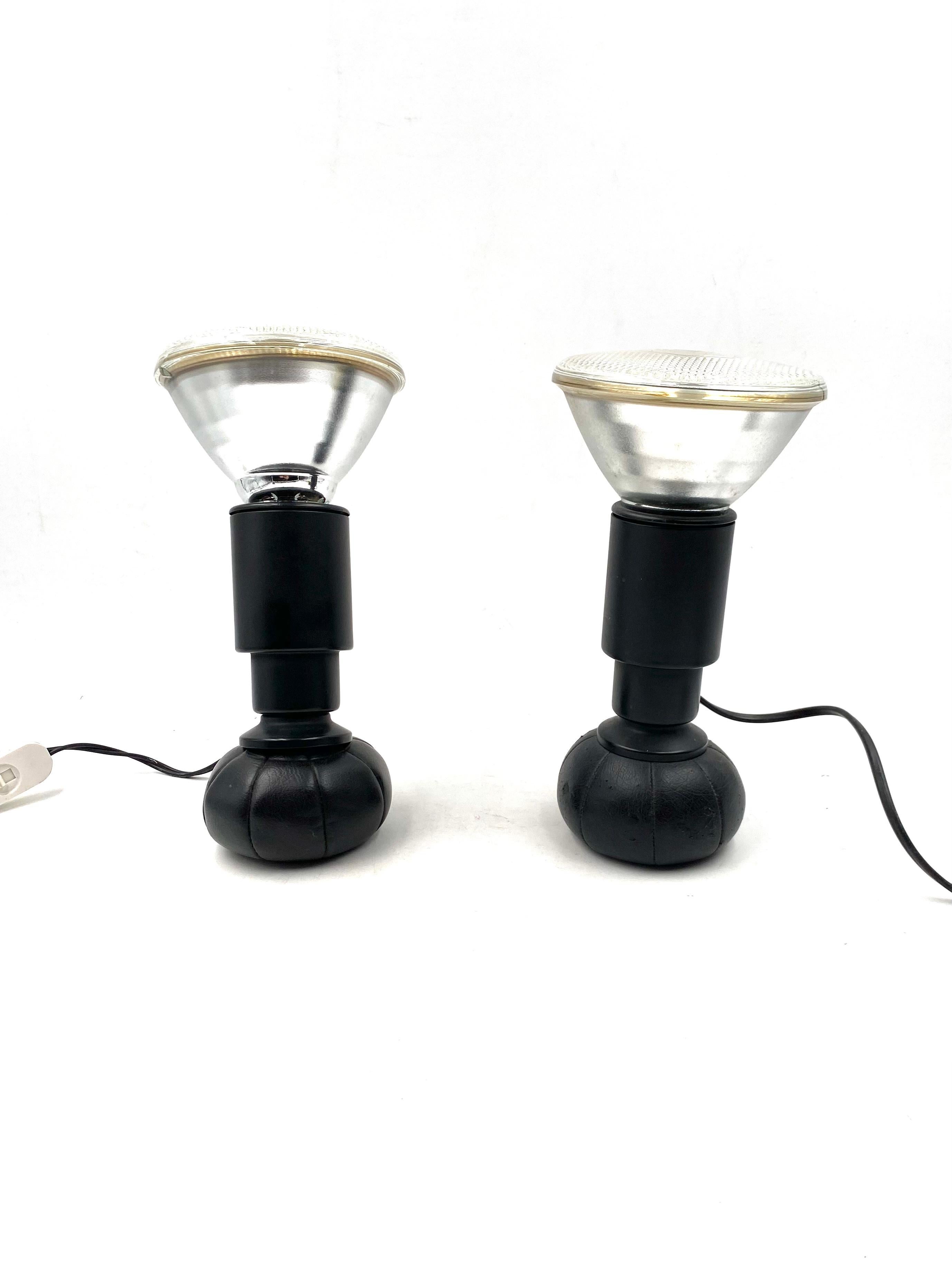 Set of2 black table lamps mod. 600/C designed by master Gino Sarfatti, manufactured by his own Arteluce. 

Designed in 1966, produced 1960 - 1969

Lacquered aluminium. The leather base is filled with small lead balls which allow the lamp to move
