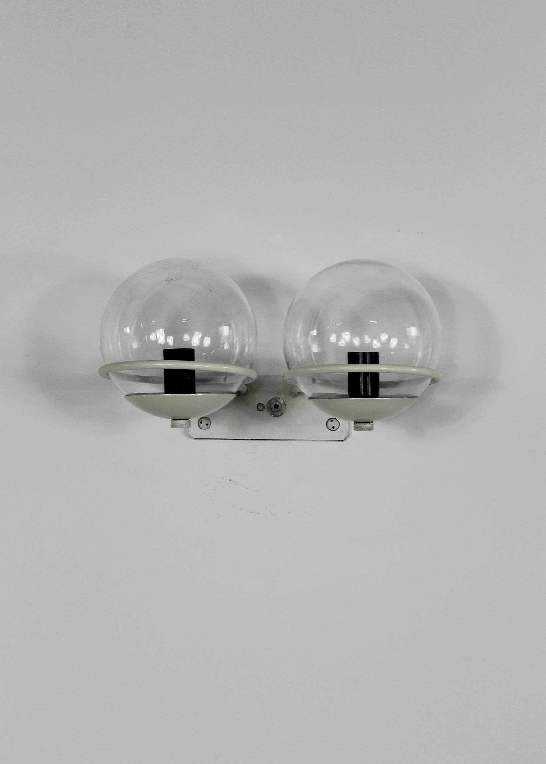Italian Gino Sarfatti Set of Two Wall Lamps 238/2 in Aluminium and Glass by Arteluce 60s For Sale